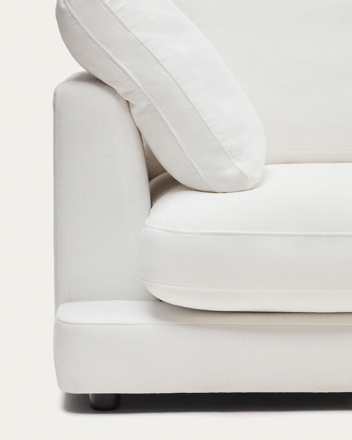 4-Sitzer-Sofa Gala mit weisser Chenille und Chaiselongue rechts FSC Mix Credit 300 cm in Weiss präsentiert im Onlineshop von KAQTU Design AG. 4er Sofa ist von Kave Home