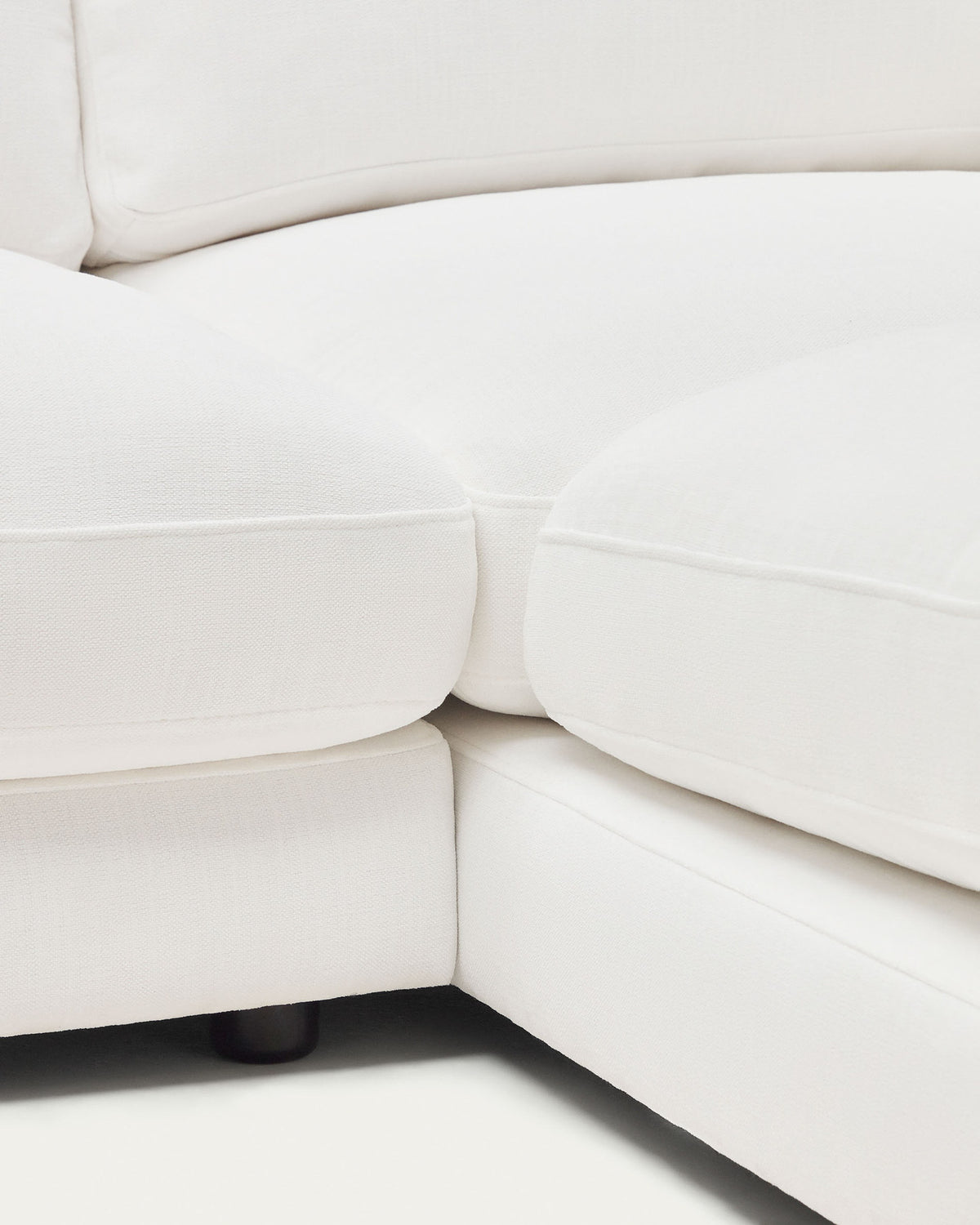 4-Sitzer-Sofa Gala mit weisser Chenille und Chaiselongue rechts FSC Mix Credit 300 cm in Weiss präsentiert im Onlineshop von KAQTU Design AG. 4er Sofa ist von Kave Home