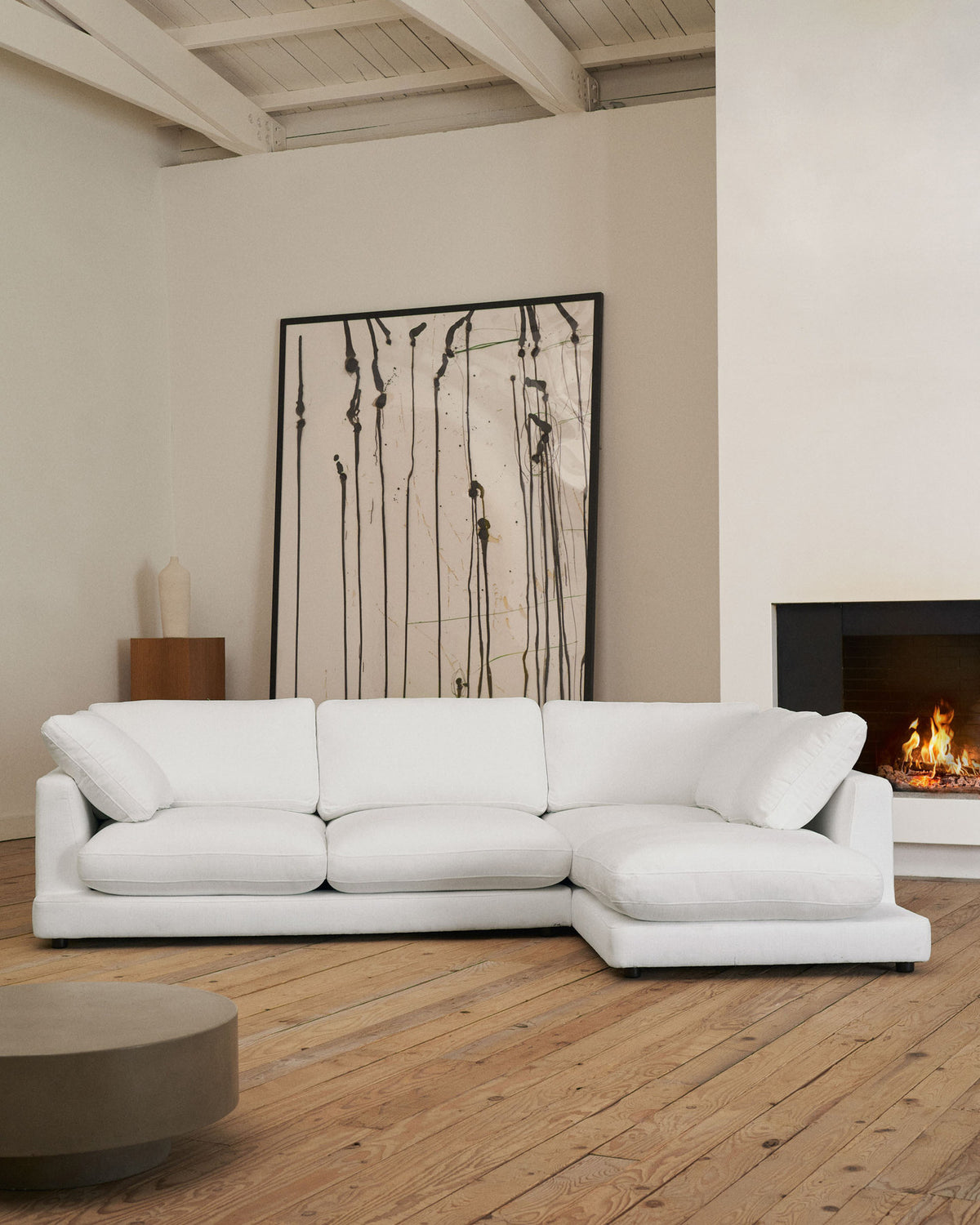 4-Sitzer-Sofa Gala mit weisser Chenille und Chaiselongue rechts FSC Mix Credit 300 cm in Weiss präsentiert im Onlineshop von KAQTU Design AG. 4er Sofa ist von Kave Home