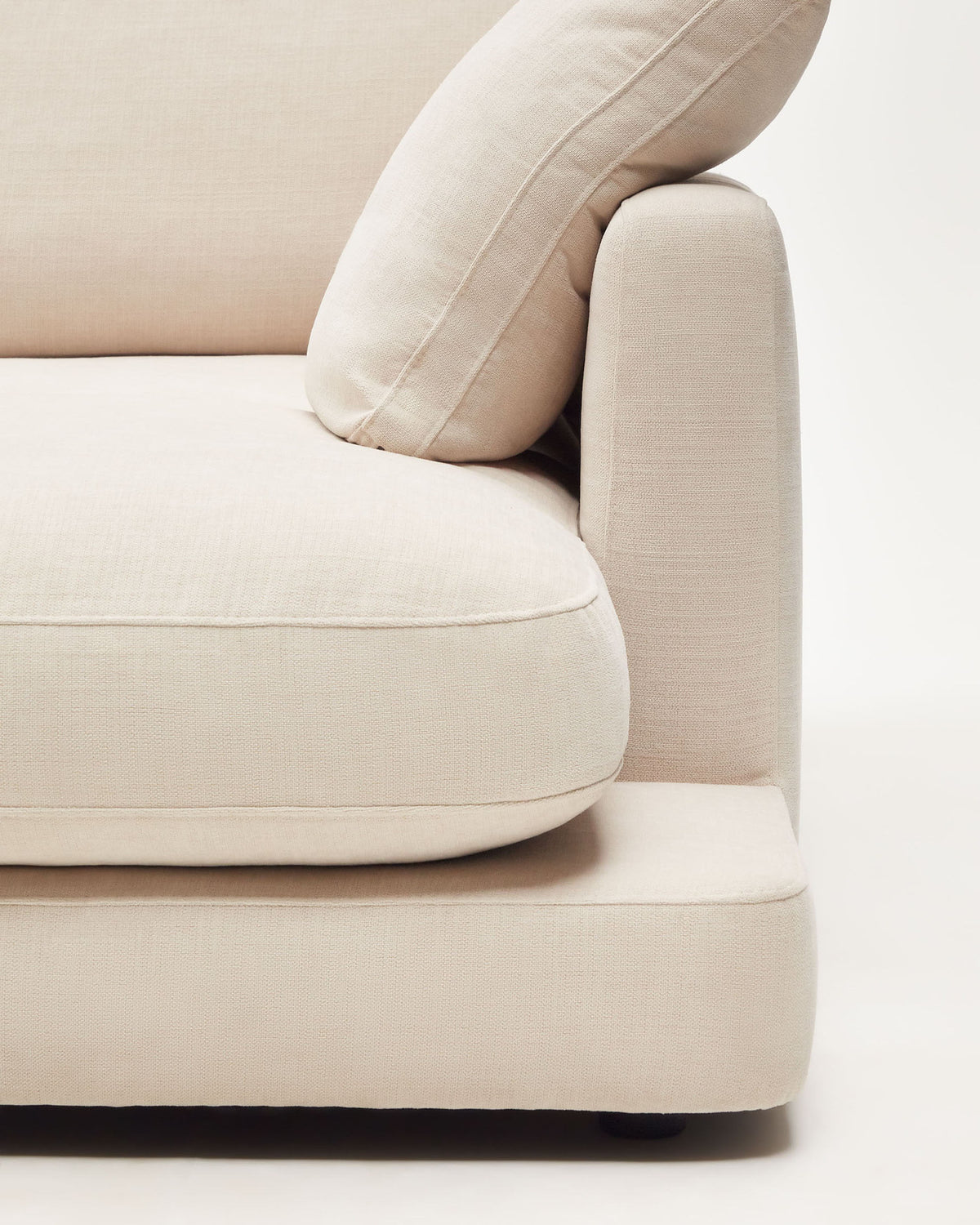 4-Sitzer-Sofa Gala mit beiger Chenille und Chaiselongue rechts FSC Mix Credit 300 cm in Beige präsentiert im Onlineshop von KAQTU Design AG. L-Sofa rechts ist von Kave Home