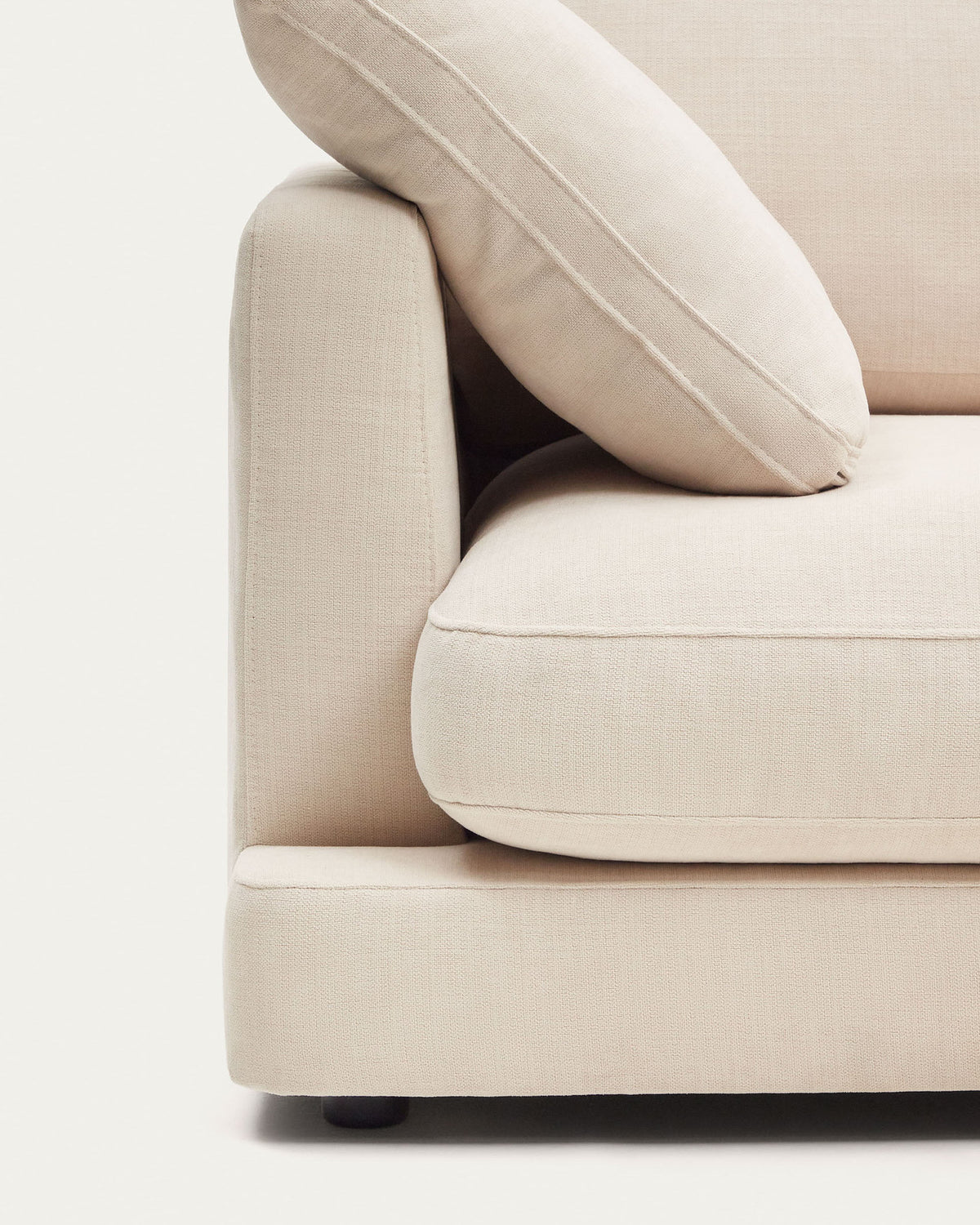 4-Sitzer-Sofa Gala mit beiger Chenille und Chaiselongue rechts FSC Mix Credit 300 cm in Beige präsentiert im Onlineshop von KAQTU Design AG. L-Sofa rechts ist von Kave Home