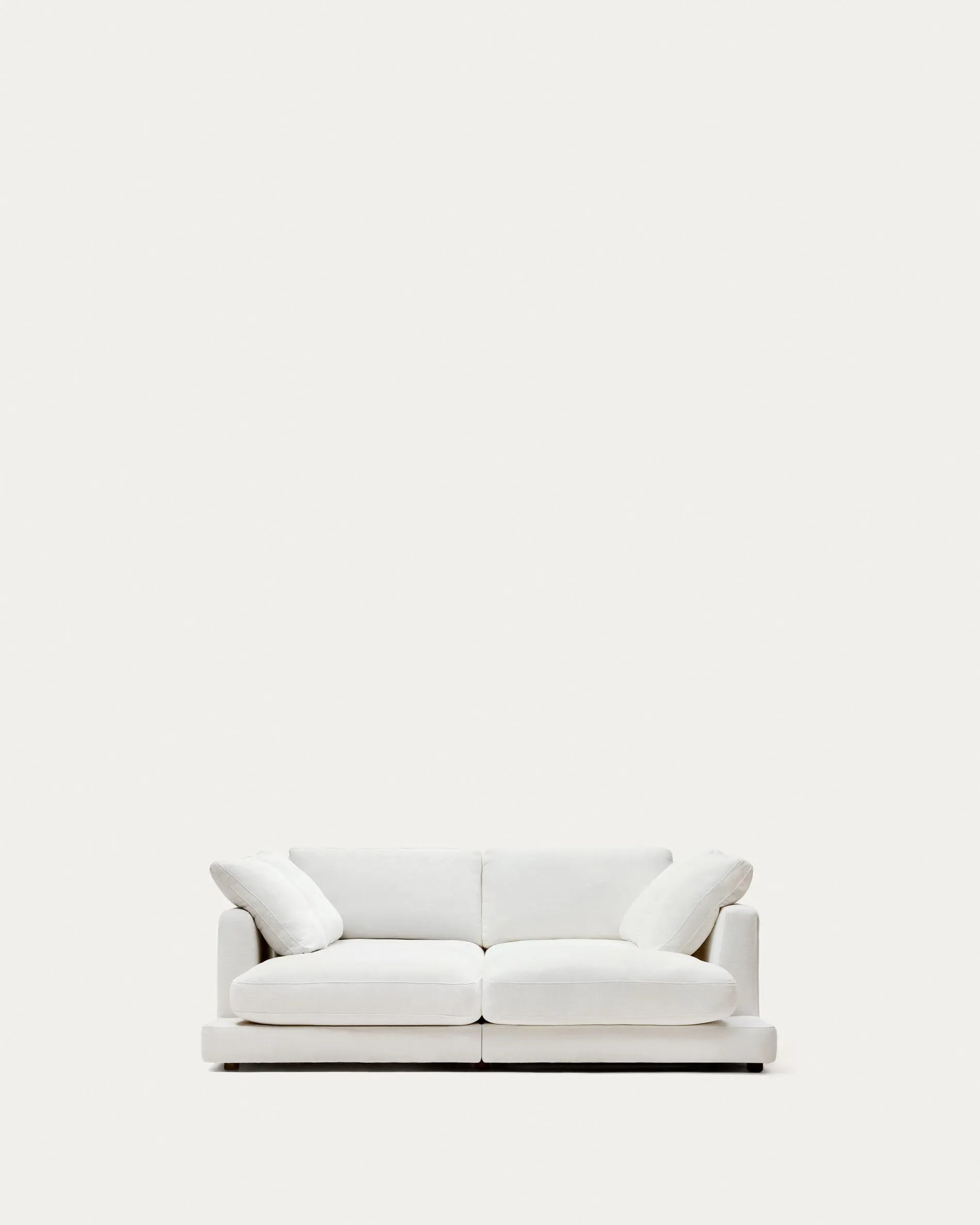 Elegantes, weißes 3-Sitzer Sofa mit doppelter Chaiselongue, 210 cm breit, aus antibakteriellem Stoff für modernen Komfort.