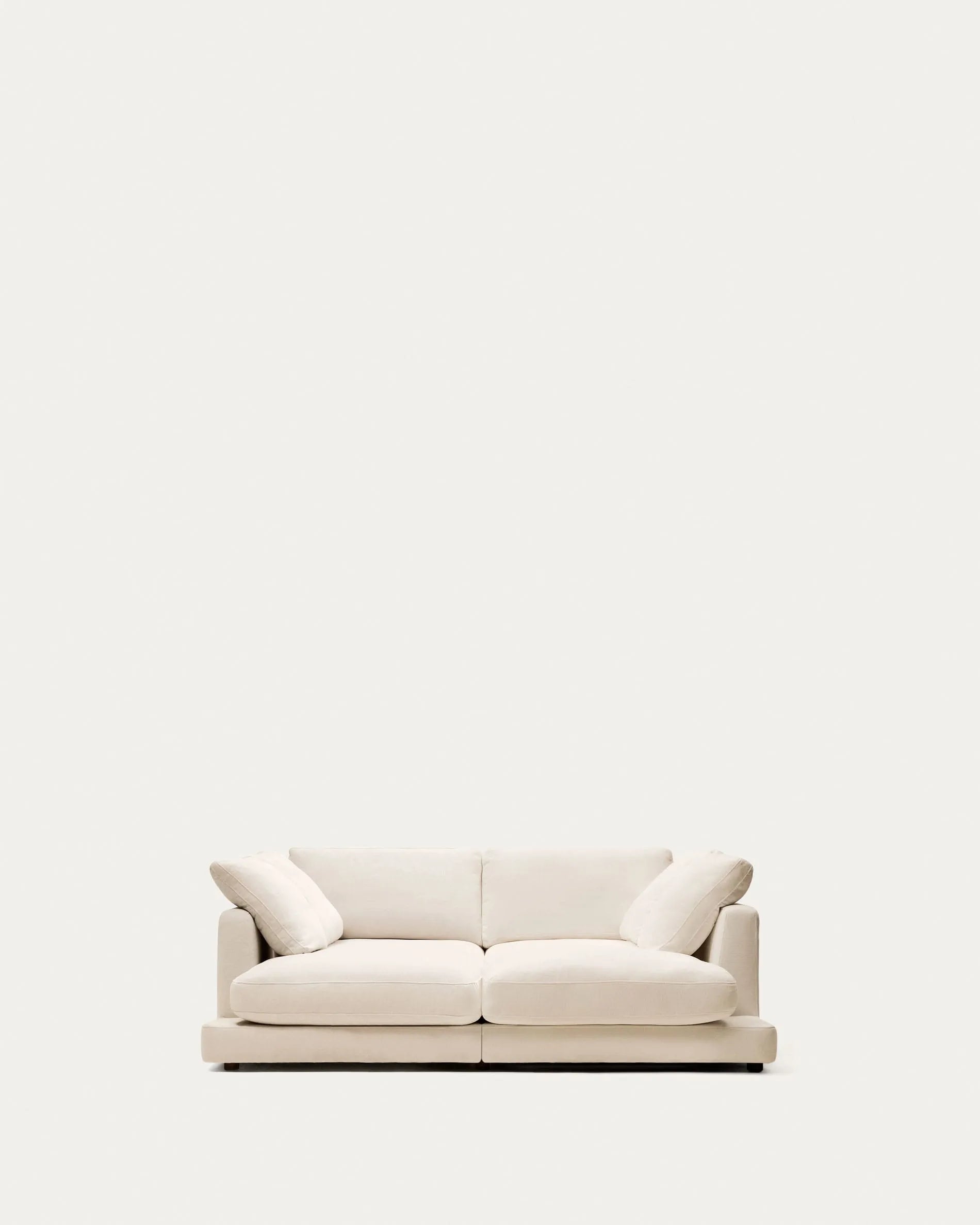 Das Gala 3-Sitzer Sofa von Kave Home in Beige, 210 cm, mit doppelter Chaiselongue, bietet Stil und Gemütlichkeit.