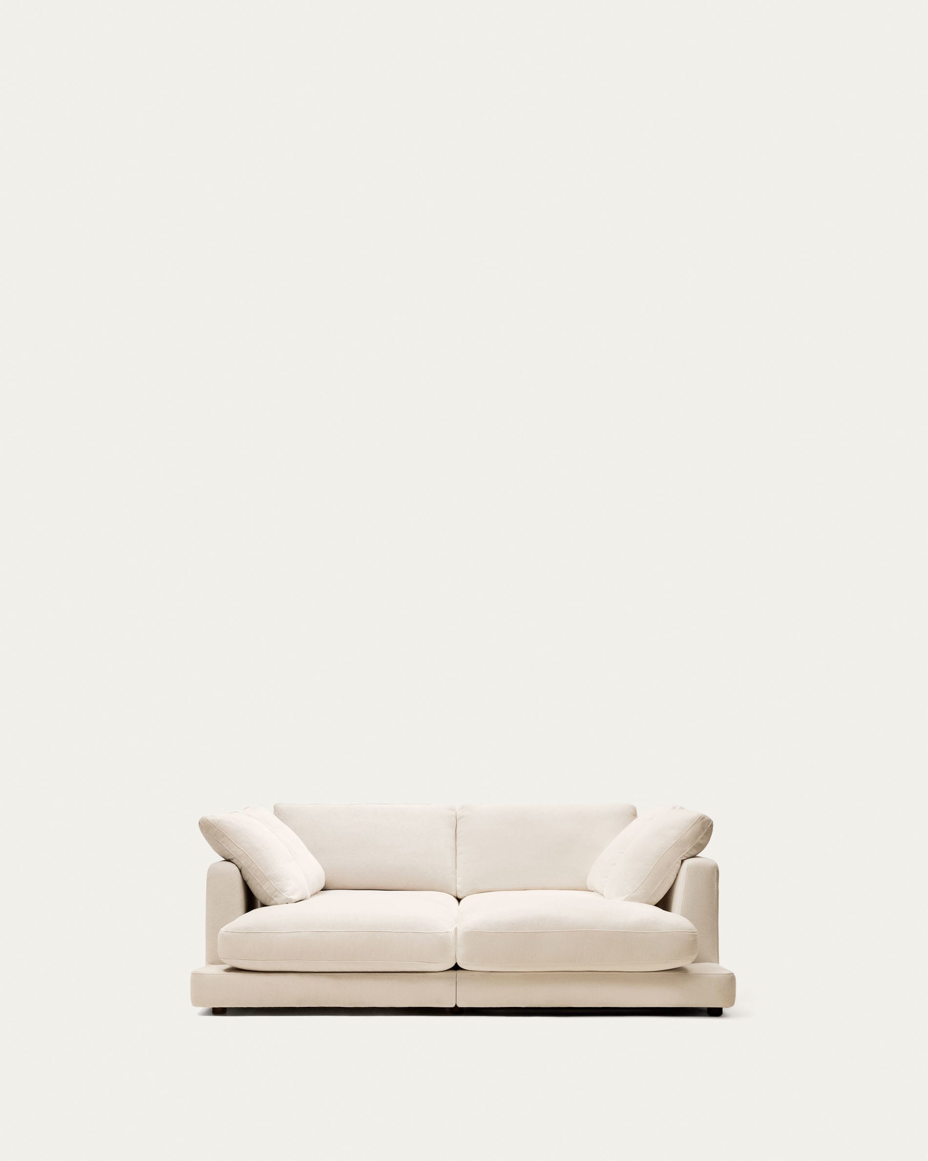 Elegantes Gala 3-Sitzer Sofa mit doppelter Chaiselongue in Beige, 210 cm breit, von Kave Home – stilvoll und komfortabel.