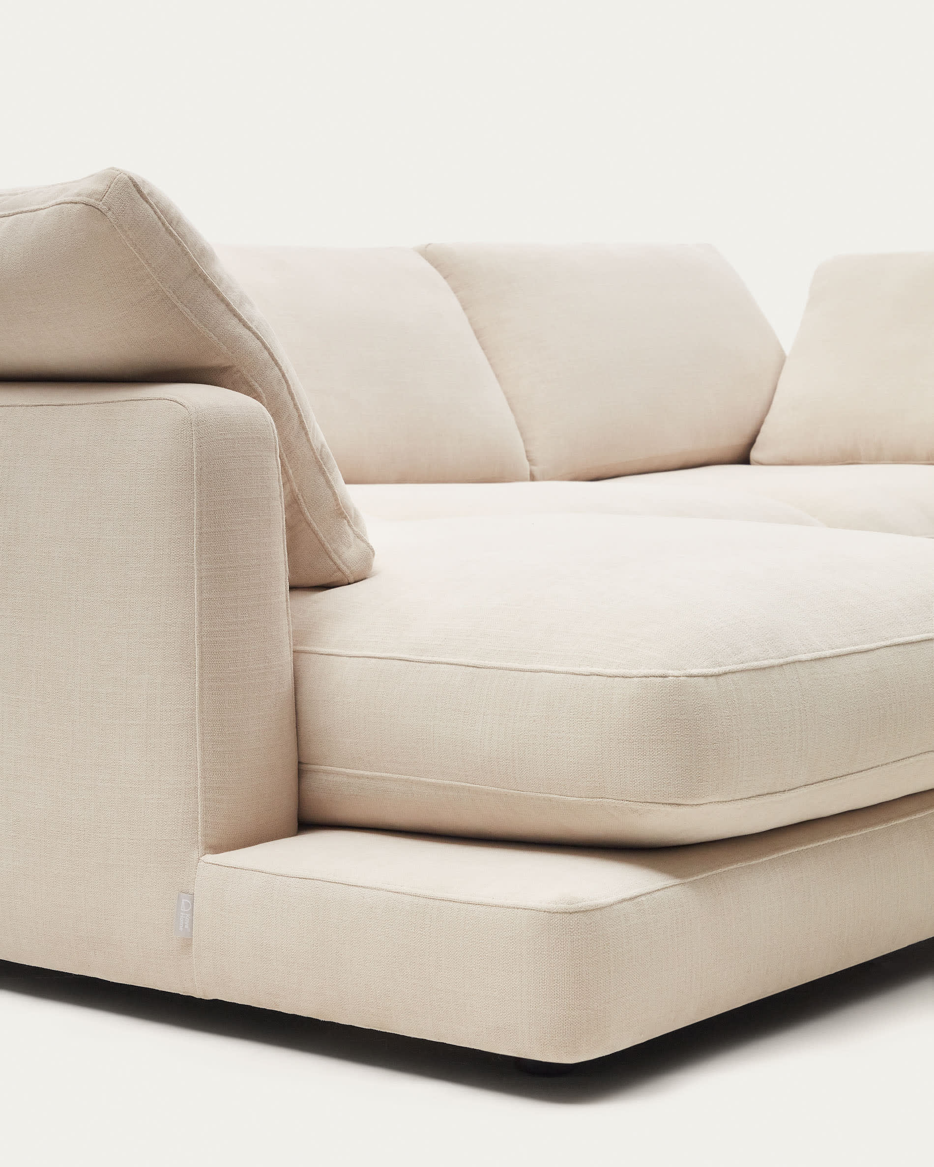 Das beige Gala 3-Sitzer Sofa von Kave Home mit doppelter Chaiselongue (210 cm) vereint Komfort und modernes Design.