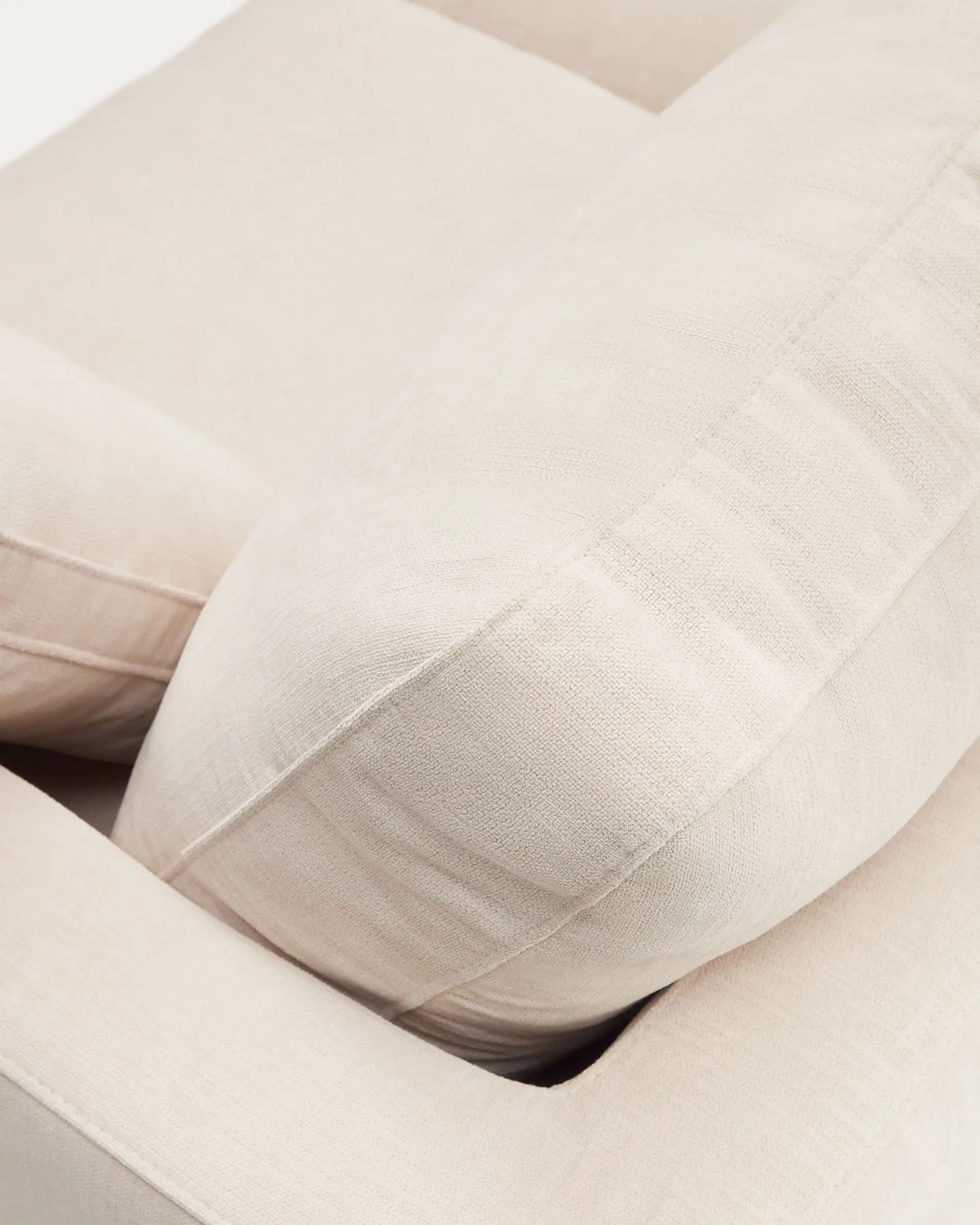 Das Gala 3-Sitzer Sofa von Kave Home in Beige mit doppelter Chaiselongue (210 cm) bietet eleganten Komfort für Ihr Zuhause.