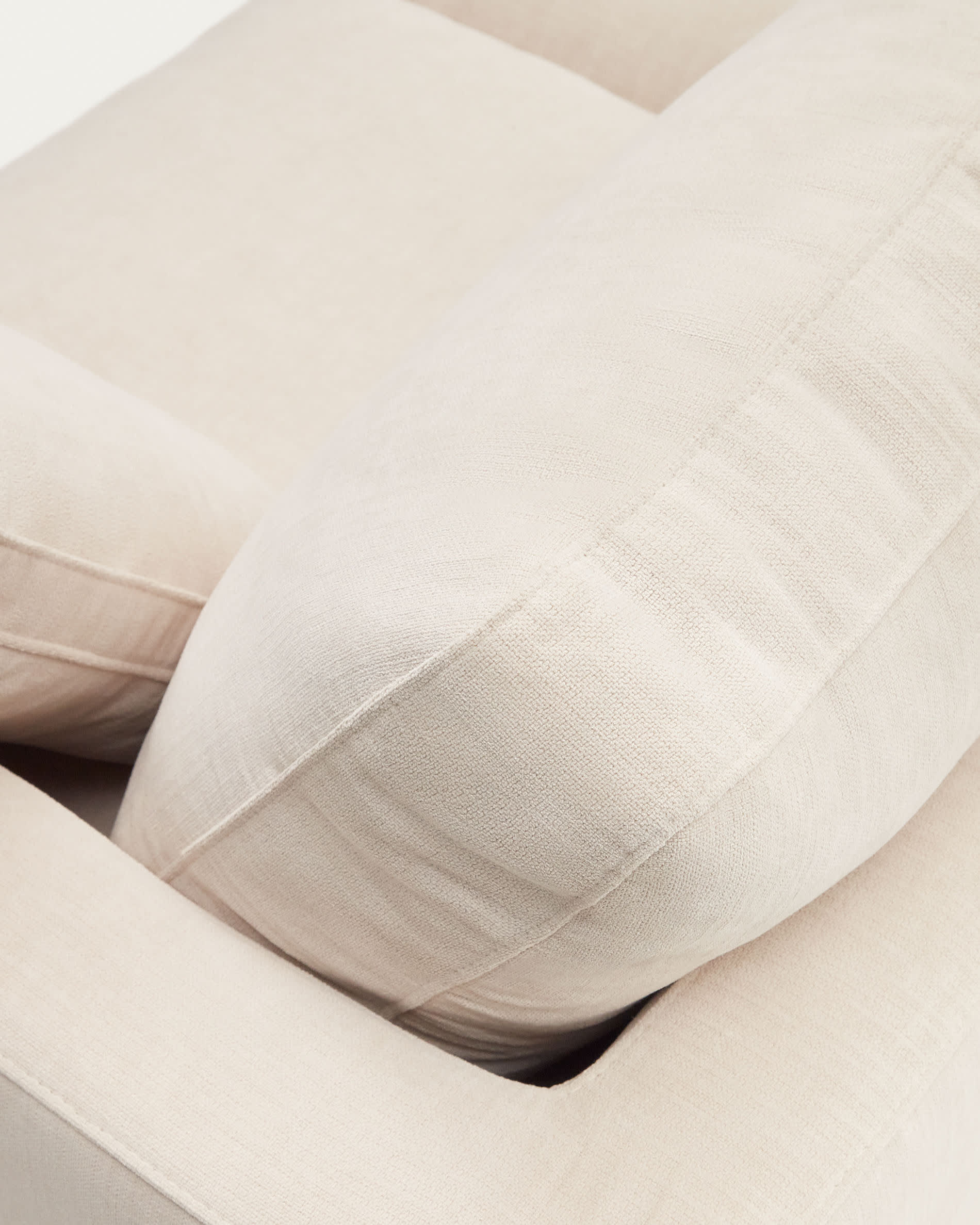 Stilvolles Gala Sofa, 3-Sitzer, beige, 210 cm, mit doppelter Chaiselongue von Kave Home – modern, bequem und zeitlos.