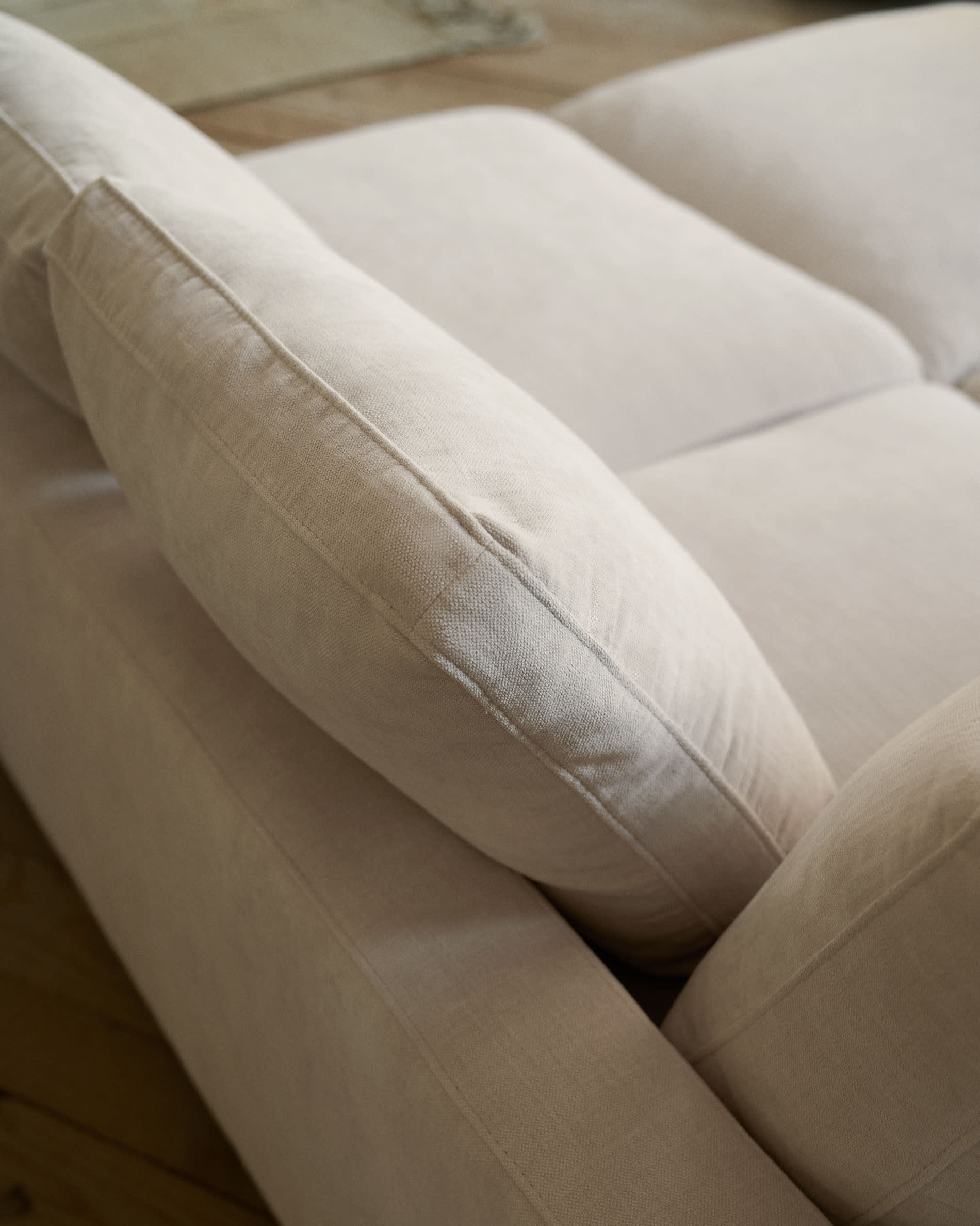 Erleben Sie stilvolle Entspannung mit dem Gala 3-Sitzer Sofa in elegantem Beige. Perfekt für gesellige Abende und modernes Wohnen.