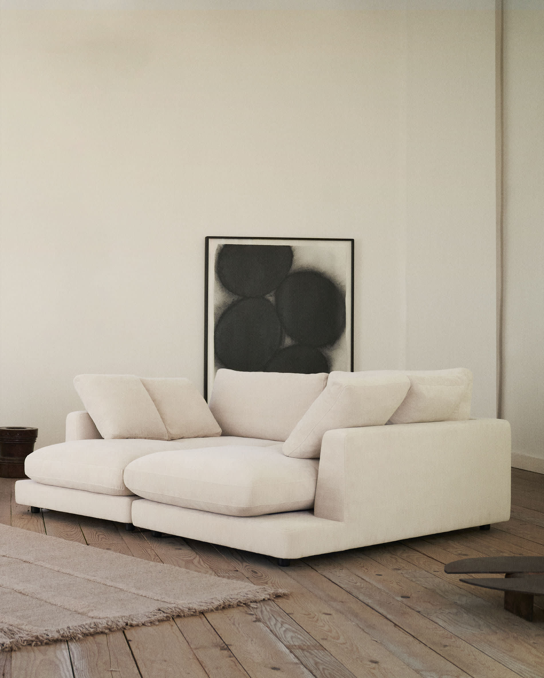 Stilvolles Gala 3-Sitzer Sofa in Beige, 210 cm, mit doppelter Chaiselongue von Kave Home – zeitlos, bequem und funktional.