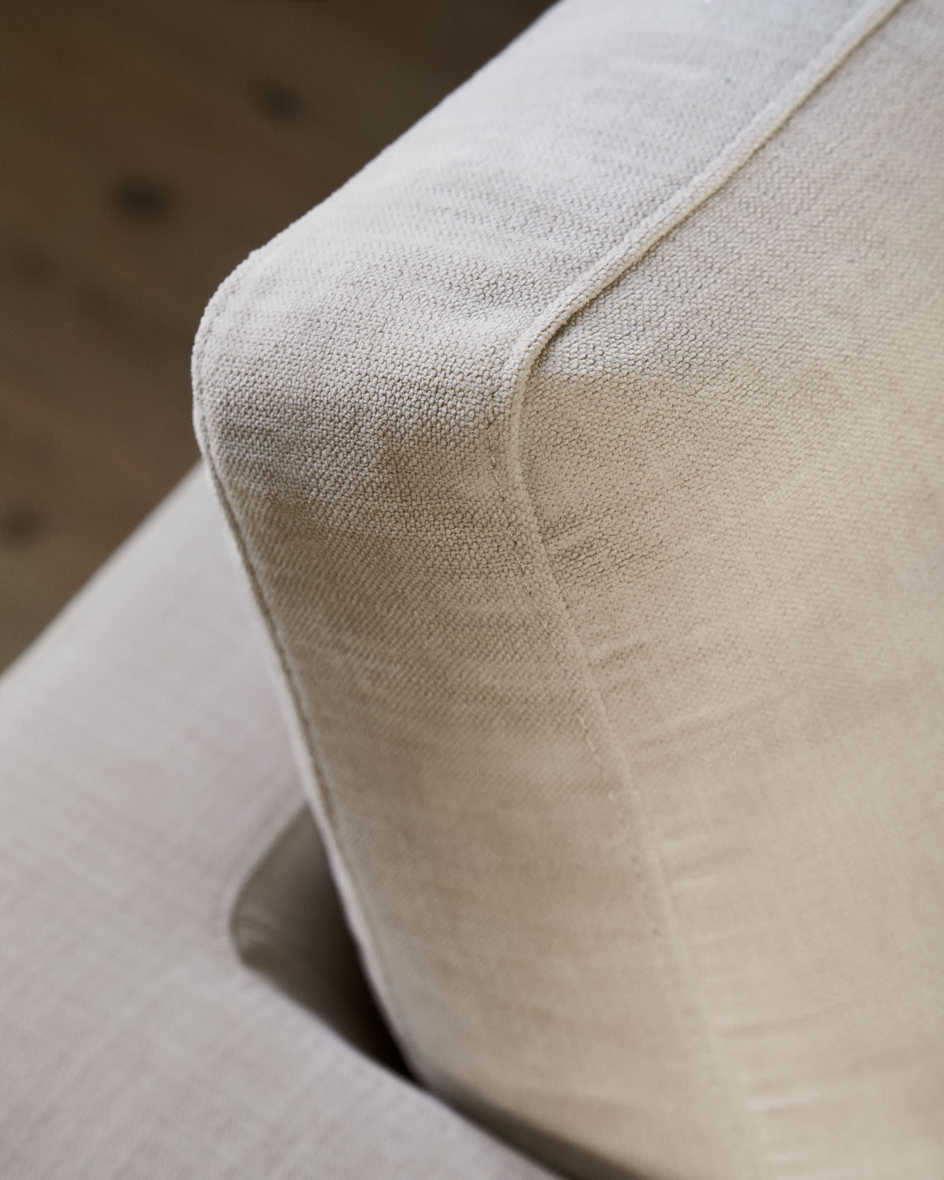 Das Gala 3-Sitzer Sofa in Beige mit doppelter Chaiselongue (210 cm) von Kave Home bietet Stil und Komfort für Ihr Zuhause.