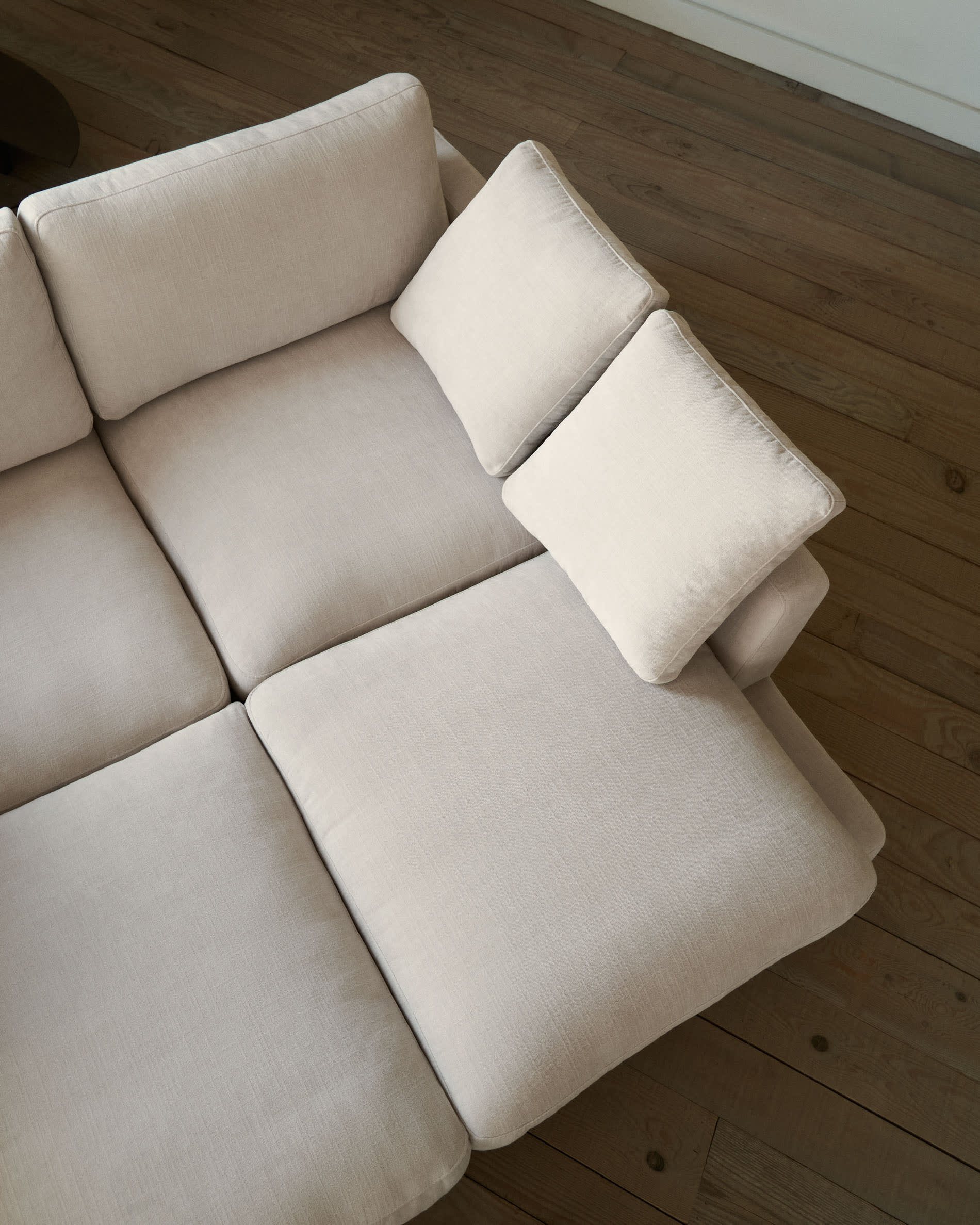 Das Gala Sofa von Kave Home, 3-Sitzer, beige, 210 cm, mit doppelter Chaiselongue, vereint modernes Design und Gemütlichkeit.