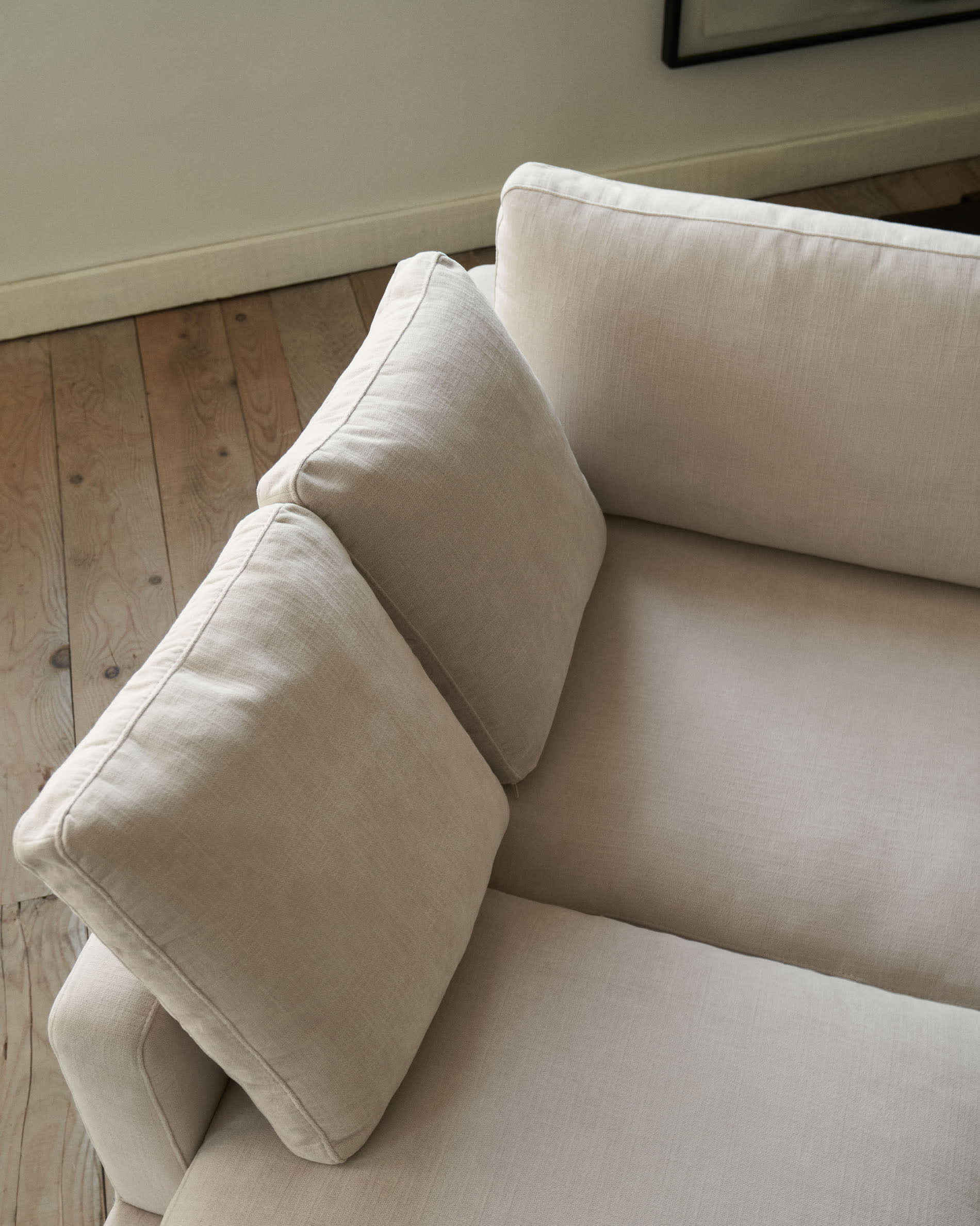Das Gala 3-Sitzer Sofa von Kave Home in Beige mit doppelter Chaiselongue (210 cm) bietet stilvollen Komfort und modernes Design.