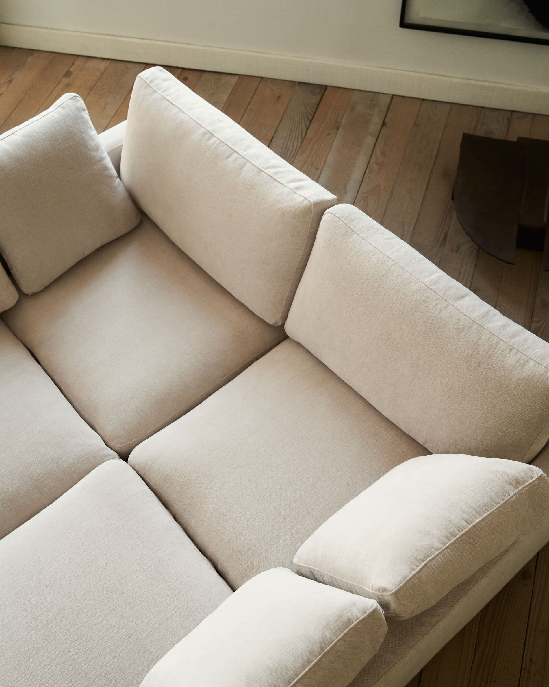 Das Gala 3-Sitzer Sofa von Kave Home in Beige mit doppelter Chaiselongue bietet Komfort und stilvolles Design auf 210 cm.