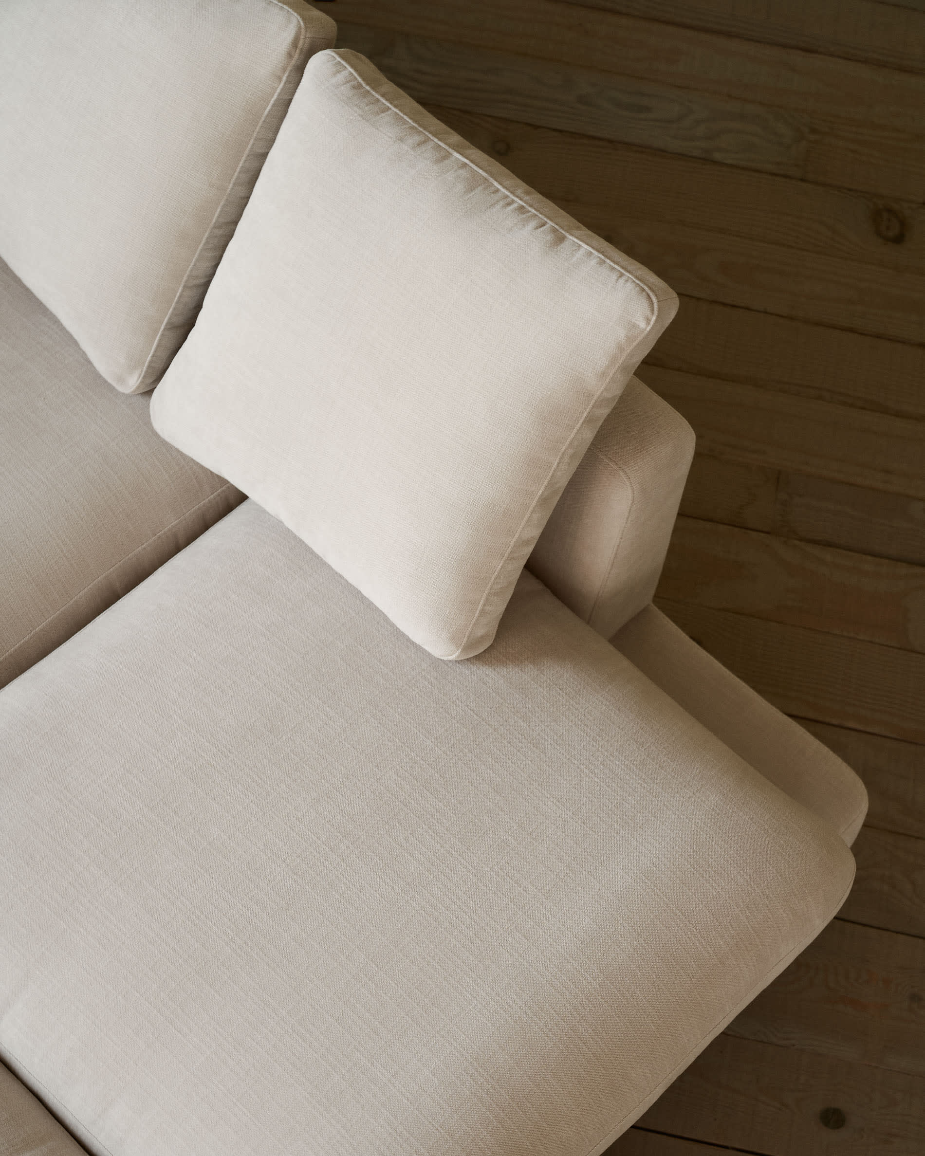 Das Gala Sofa von Kave Home, 3-Sitzer, beige, 210 cm, mit doppelter Chaiselongue, vereint Komfort und modernes Design.
