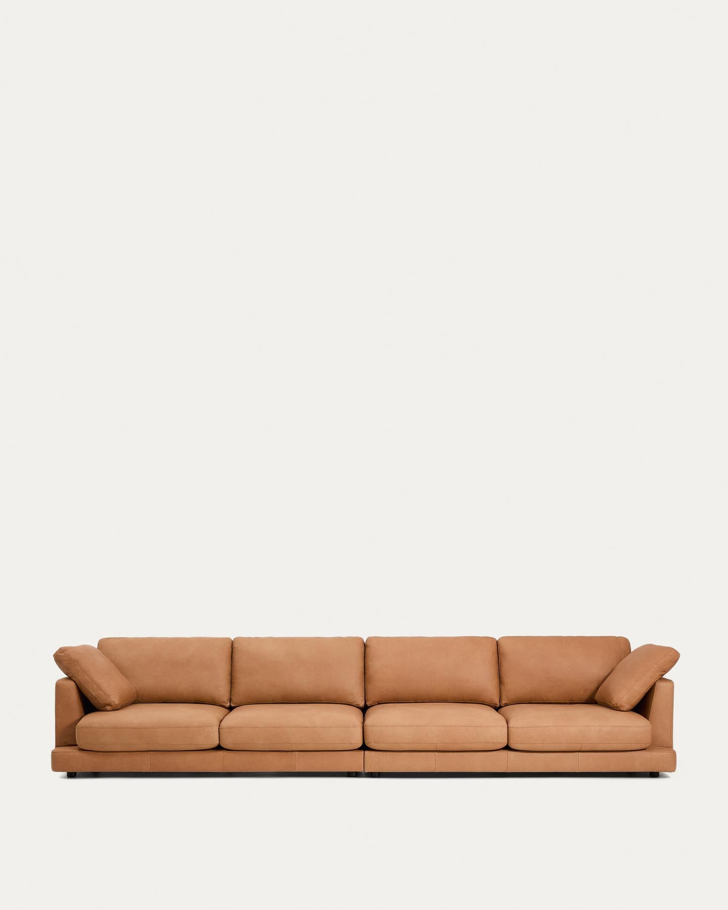 6-Sitzer-Sofa Gala in braunem Leder, 390 cm in Braun präsentiert im Onlineshop von KAQTU Design AG. 5er Sofa ist von Kave Home