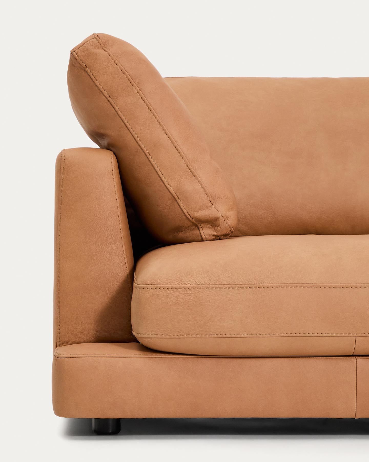 6-Sitzer-Sofa Gala in braunem Leder, 390 cm in Braun präsentiert im Onlineshop von KAQTU Design AG. 5er Sofa ist von Kave Home