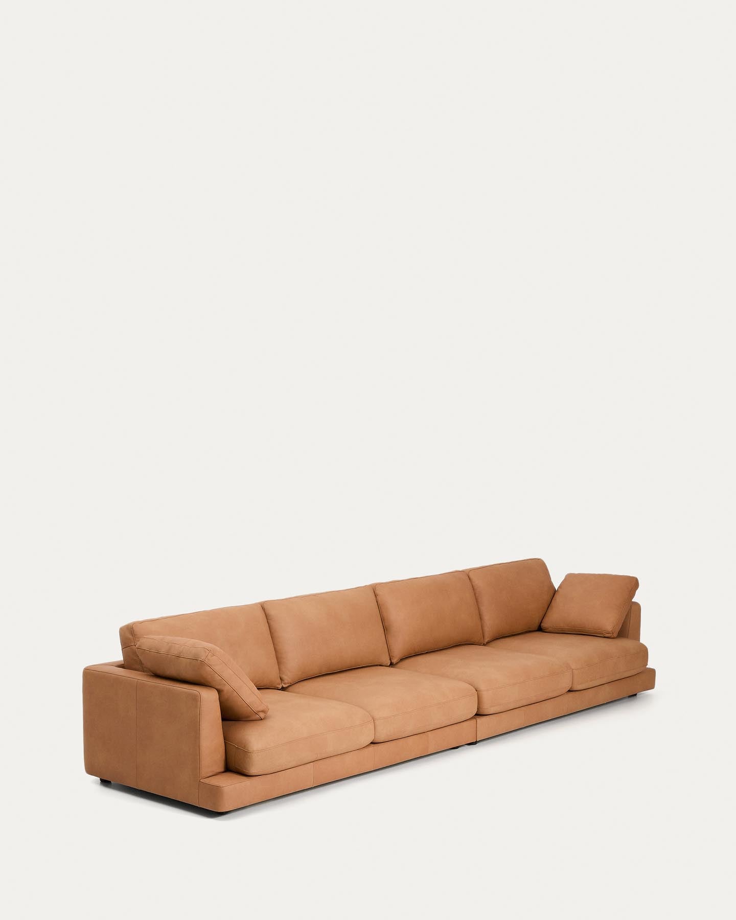 6-Sitzer-Sofa Gala in braunem Leder, 390 cm in Braun präsentiert im Onlineshop von KAQTU Design AG. 5er Sofa ist von Kave Home