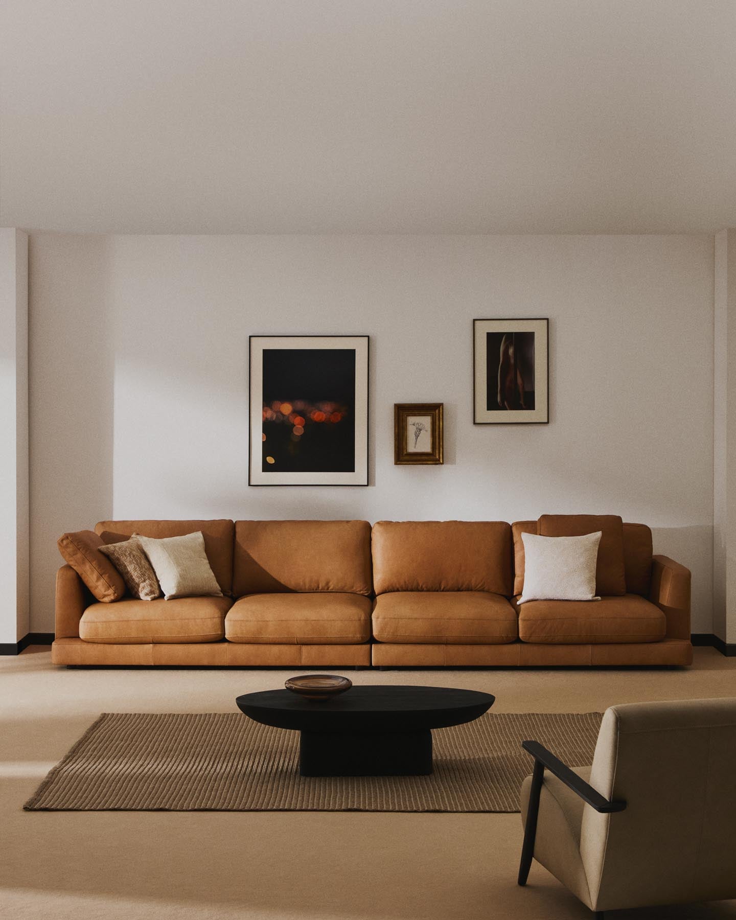 6-Sitzer-Sofa Gala in braunem Leder, 390 cm in Braun präsentiert im Onlineshop von KAQTU Design AG. 5er Sofa ist von Kave Home