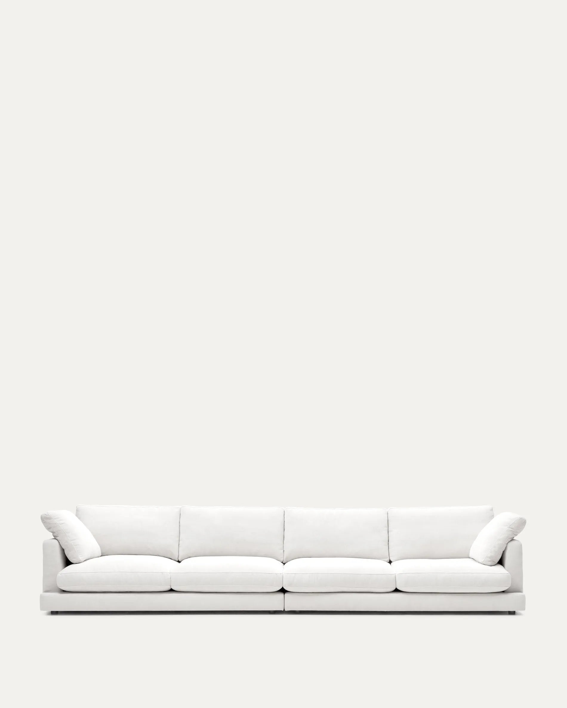 Elegantes, weißes 6-Sitzer-Sofa von Kave Home, 390 cm breit, mit antibakteriellem Stoff für Stil und Komfort.