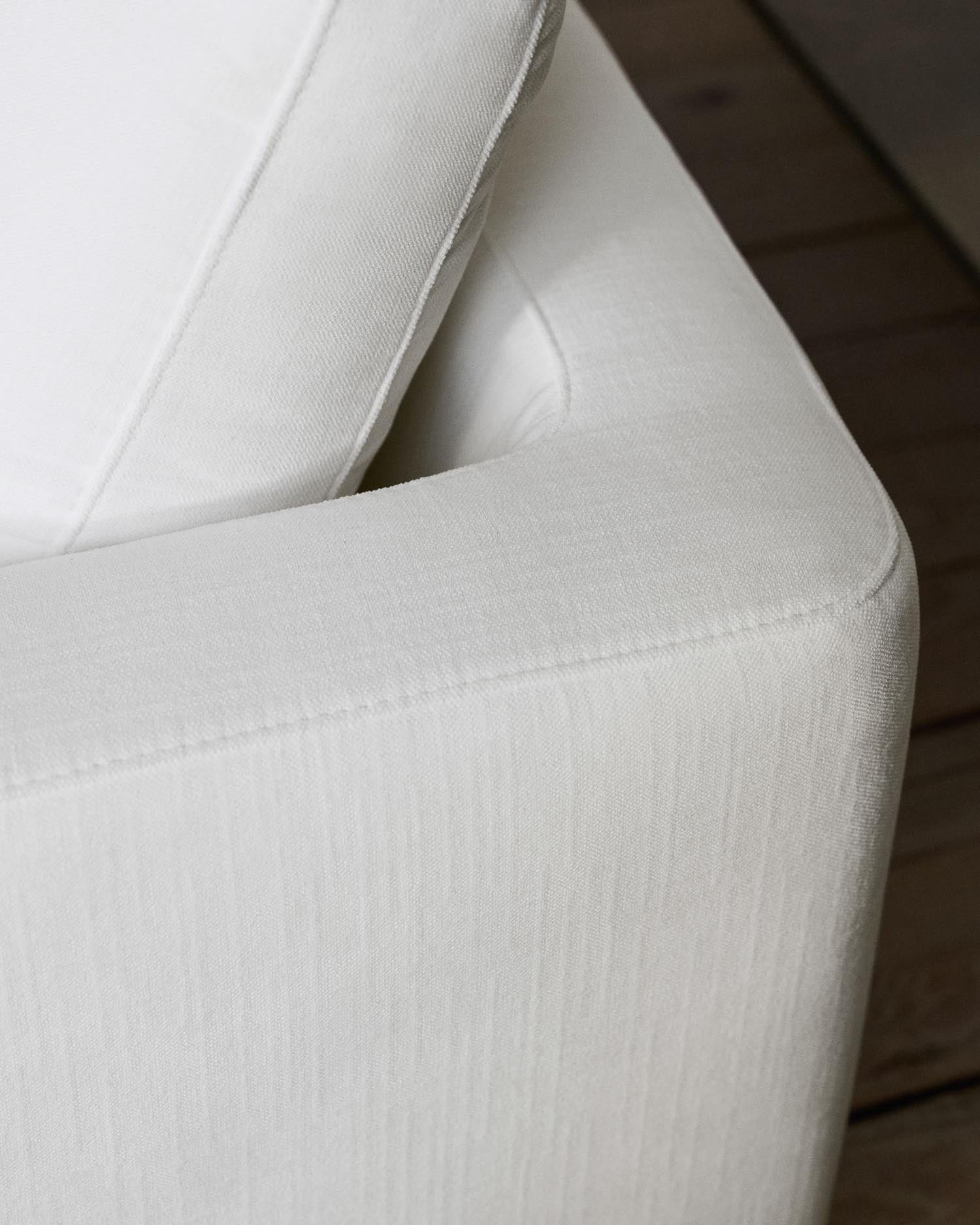 Entdecken Sie das Gala 6-Sitzer-Sofa in elegantem Weiß von Kave Home. Modernes Design, großzügiger Platz und hygienischer, pflegeleichter Stoff für Ihr Zuhause.