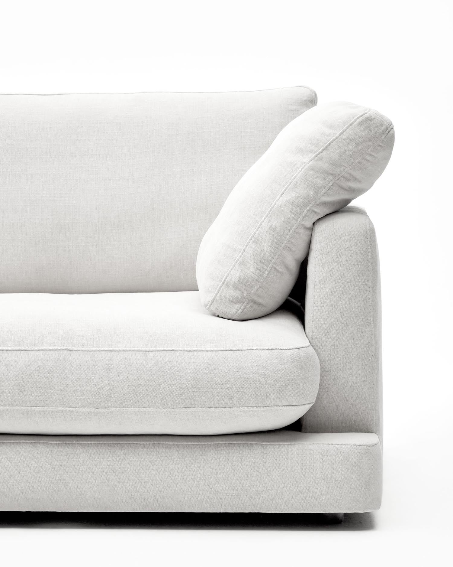 Entdecken Sie das Gala 6-Sitzer-Sofa in elegantem Weiß von Kave Home. Mit 390 cm bietet es Platz für Familie und Freunde und vereint Stil mit Funktionalität.