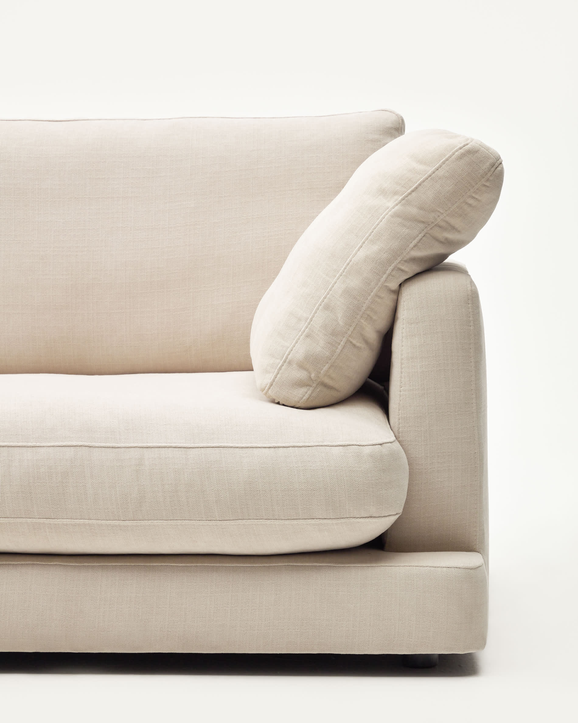 Das beige Gala 6-Sitzer-Sofa von Kave Home, 390 cm breit, kombiniert modernes Design mit großzügigem Komfort.