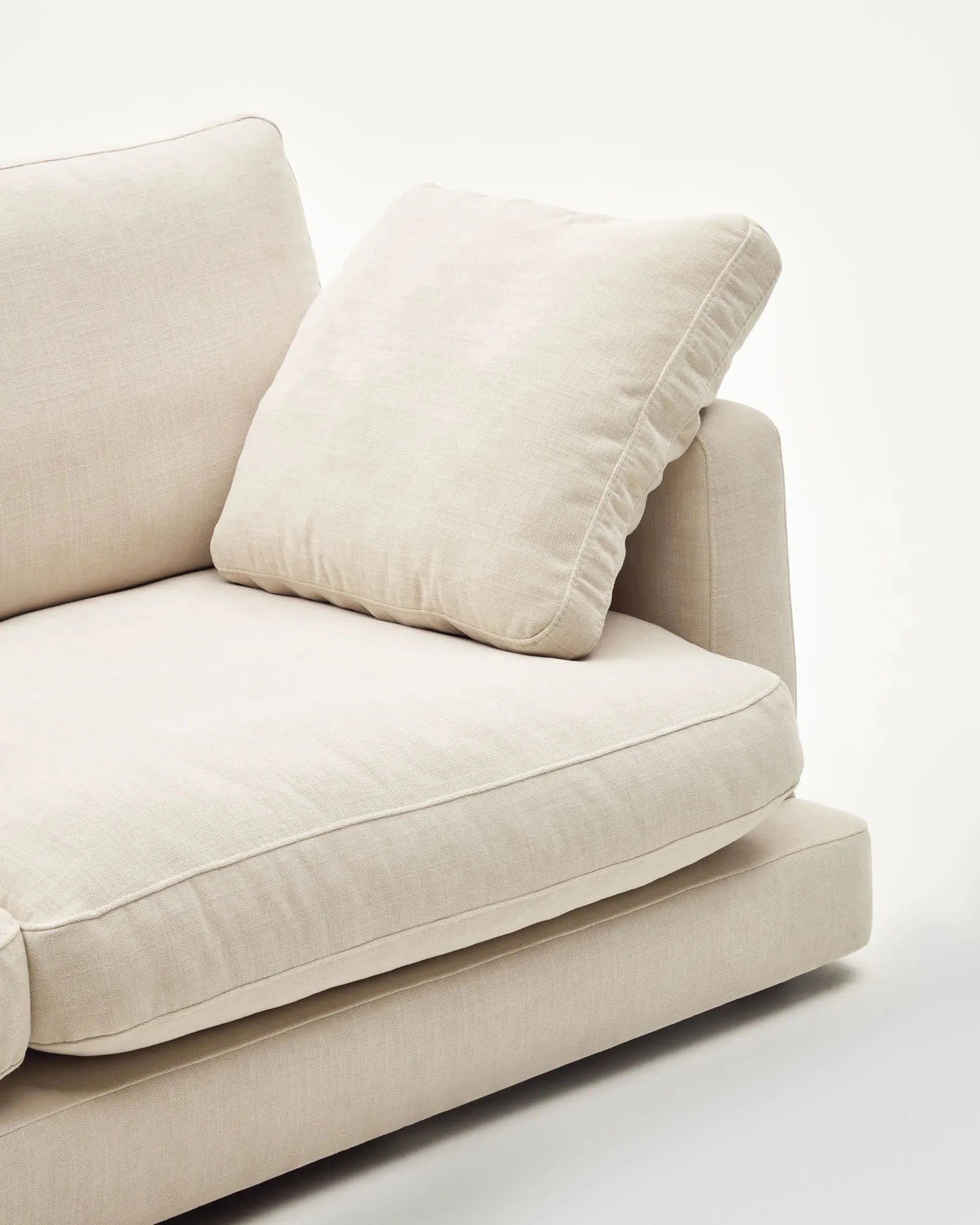 Das Gala 6-Sitzer-Sofa in Beige von Kave Home, 390 cm breit, bietet elegantes Design und großzügigen Sitzkomfort.