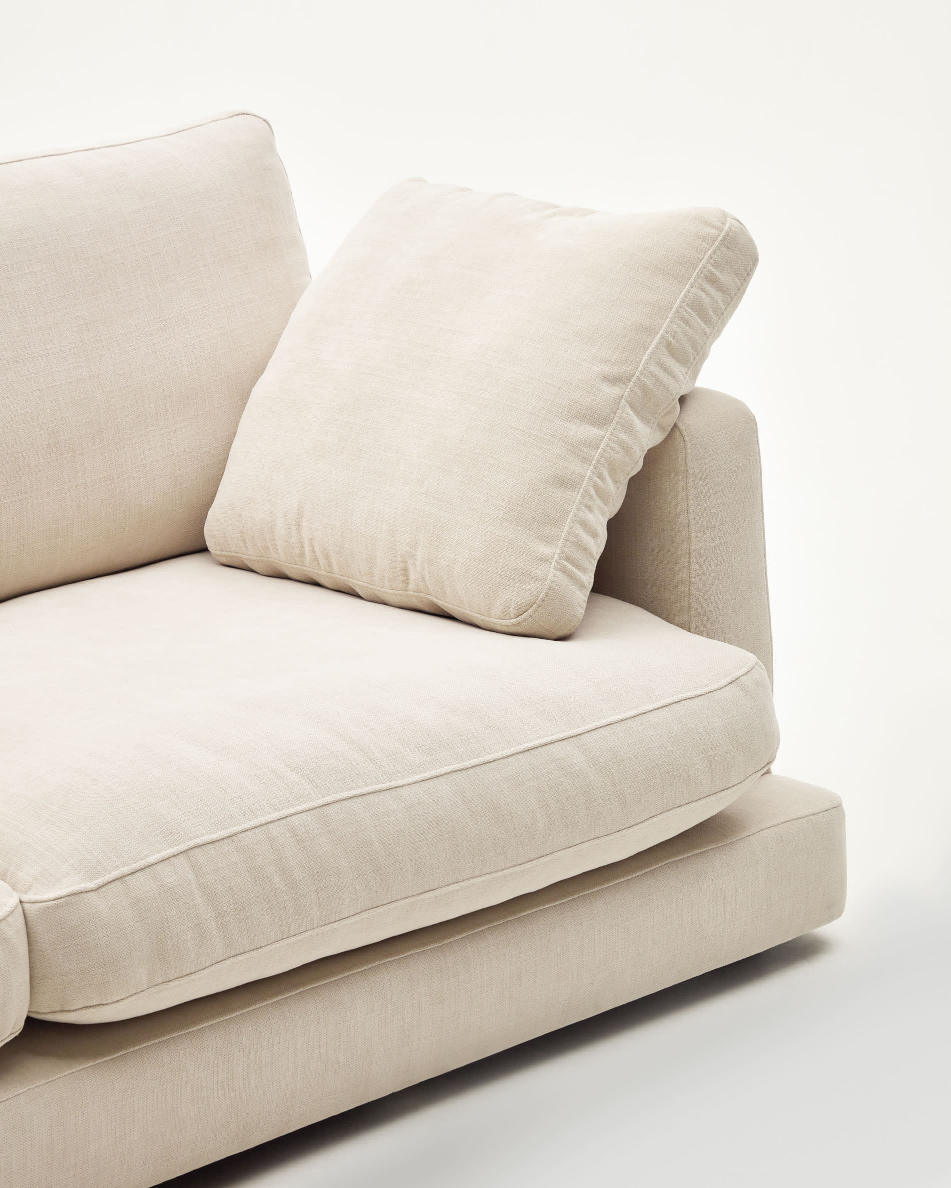 Das Gala 6-Sitzer-Sofa in Beige von Kave Home, 390 cm breit, bietet modernes Design und großzügigen Sitzkomfort.