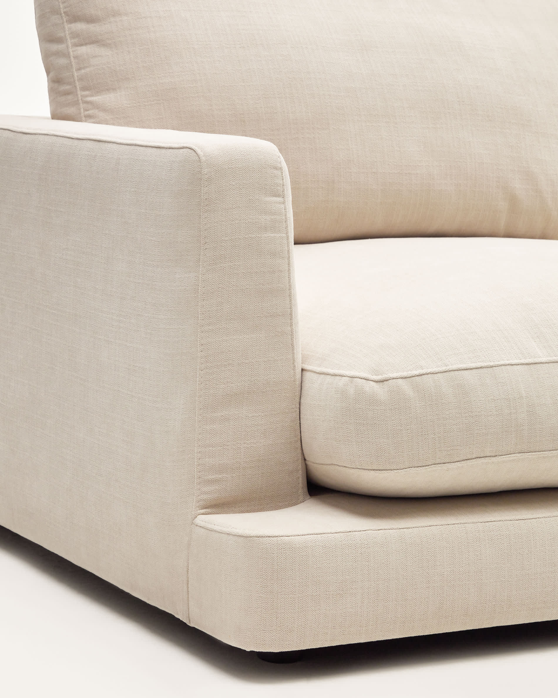 Das beige Gala 6-Sitzer-Sofa von Kave Home, 390 cm breit, vereint stilvolles Design mit großzügigem Komfort.