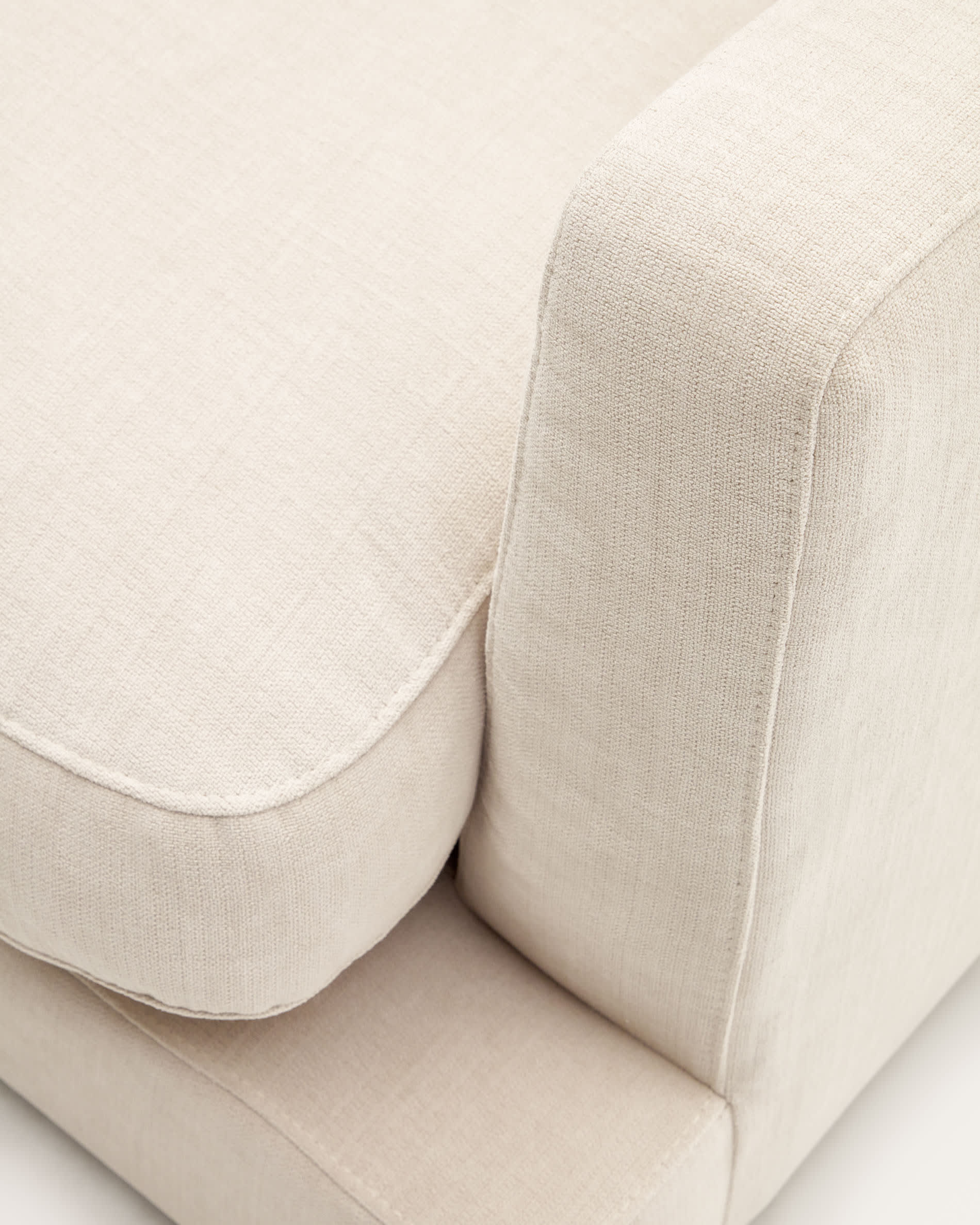 Das beige Gala 6-Sitzer-Sofa von Kave Home, 390 cm breit, kombiniert modernes Design mit großzügigem Komfort.