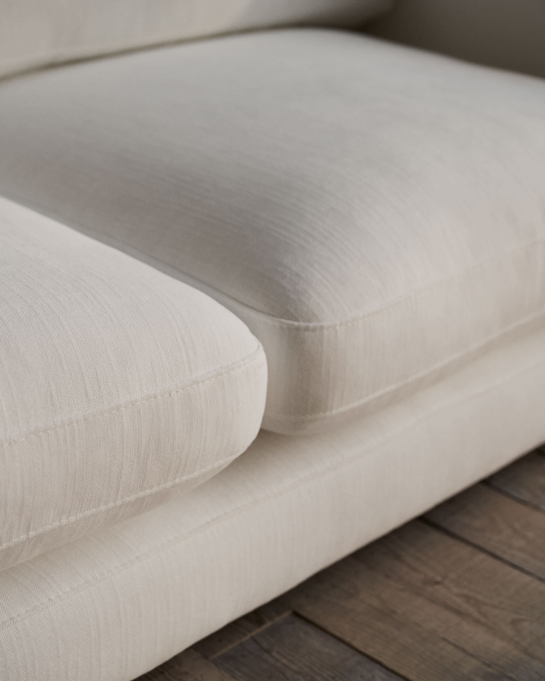 Das Gala 6-Sitzer-Sofa in Beige von Kave Home, 390 cm breit, bietet elegantes Design und großzügigen Sitzkomfort.
