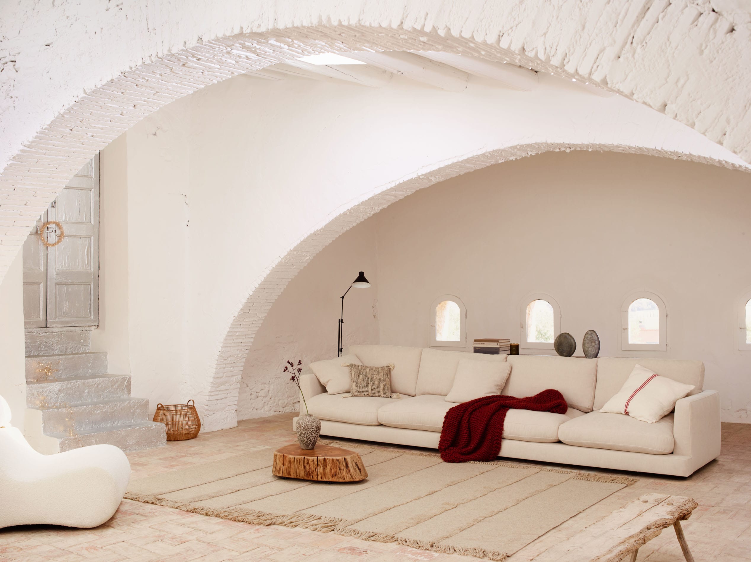 Das beige Gala 6-Sitzer-Sofa von Kave Home, 390 cm breit, kombiniert modernes Design mit großzügigem Komfort.