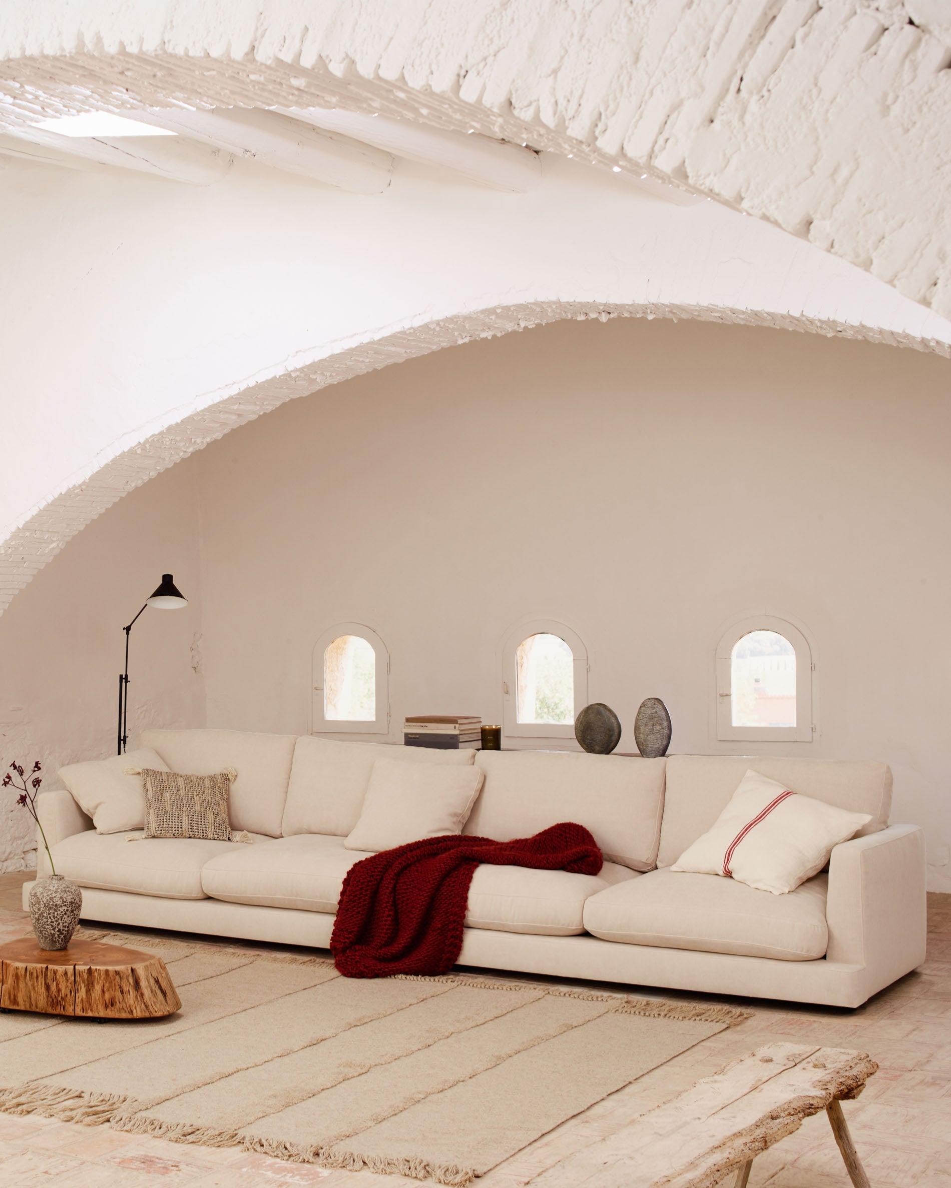 Das Gala 6-Sitzer-Sofa in Beige von Kave Home, 390 cm breit, bietet modernes Design und großzügigen Sitzkomfort.