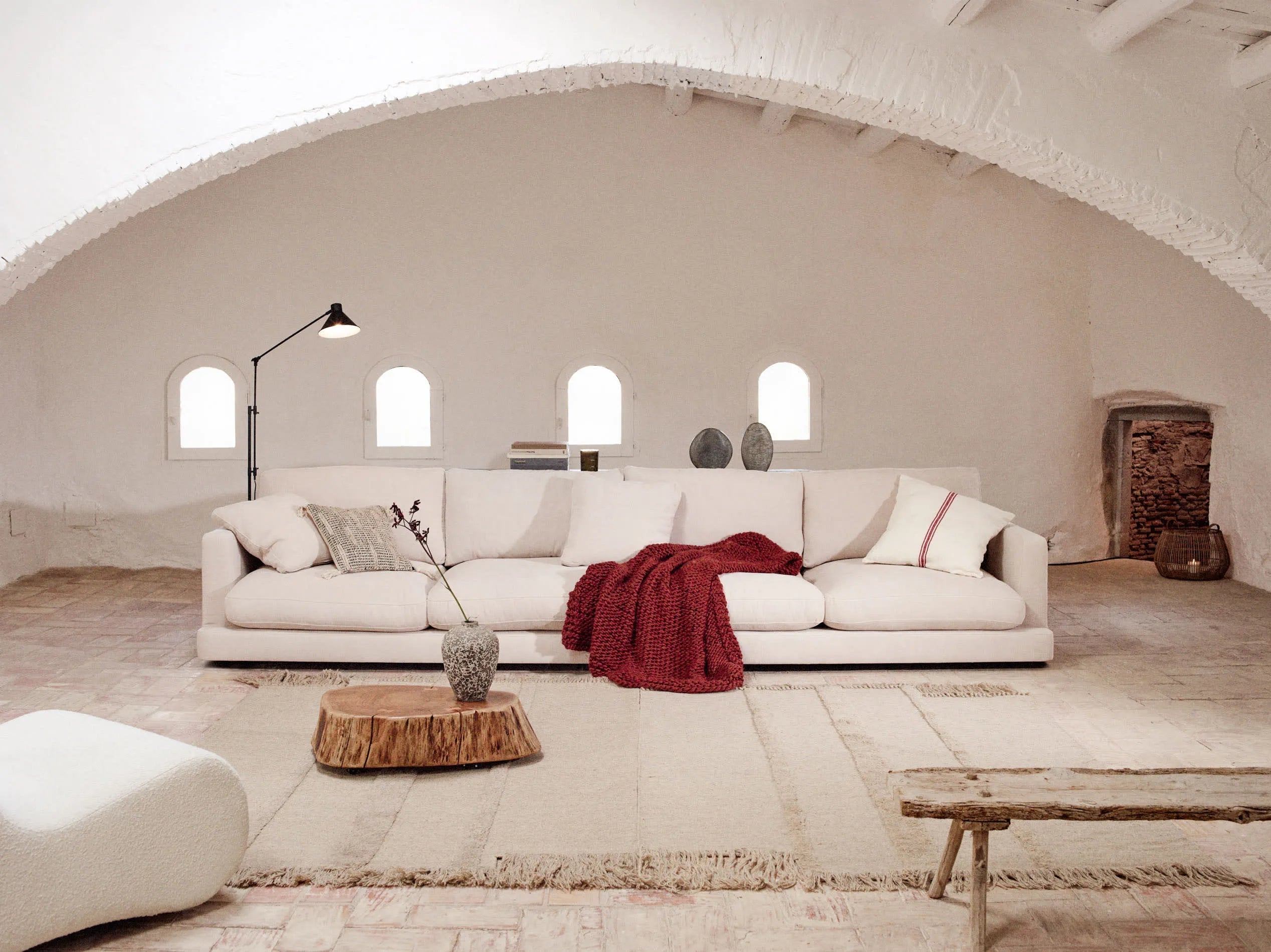 Das Gala 6-Sitzer-Sofa in Beige von Kave Home, 390 cm breit, bietet elegantes Design und großzügigen Sitzkomfort.