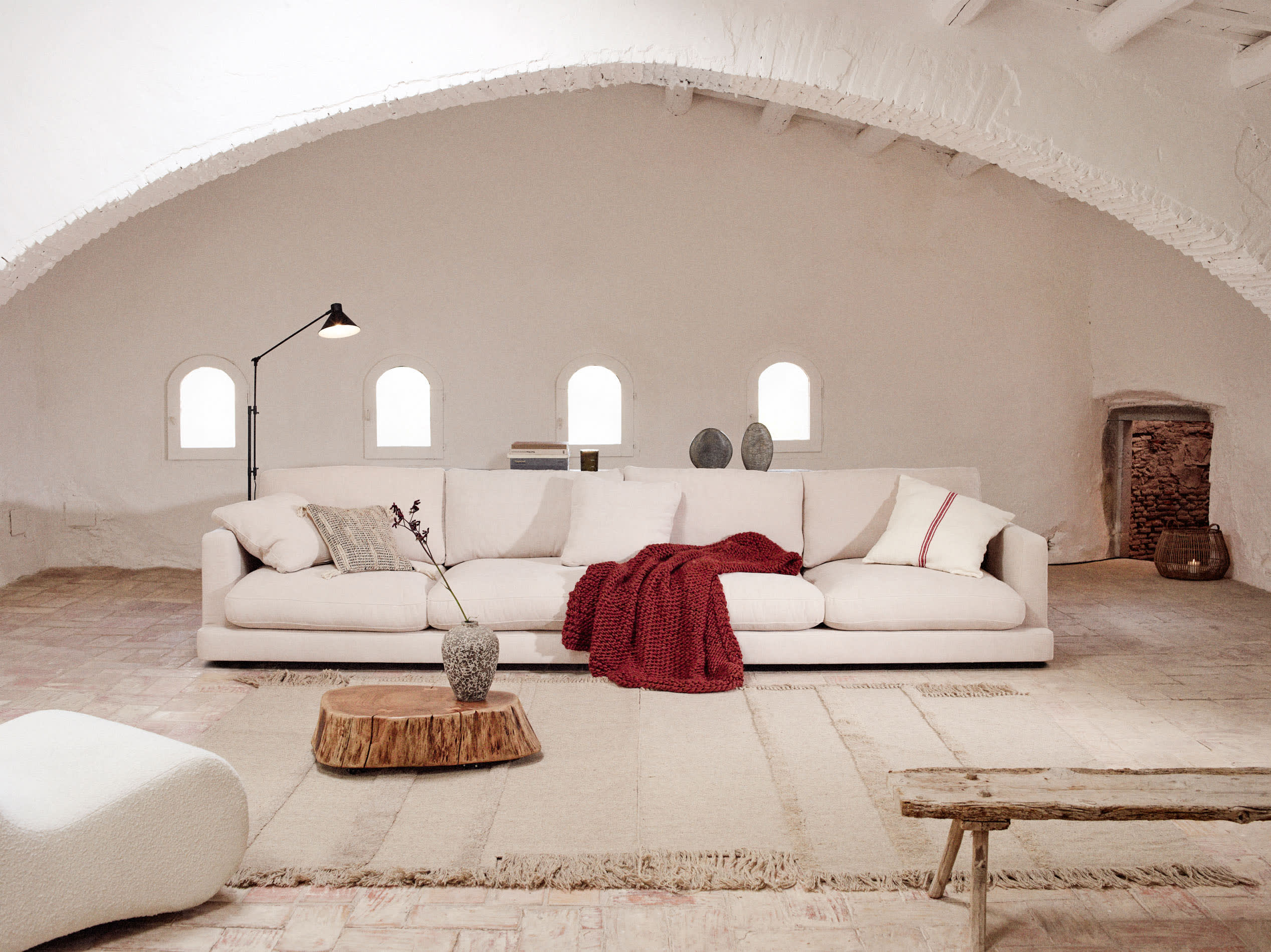 Das beige Gala 6-Sitzer-Sofa von Kave Home, 390 cm breit, vereint stilvolles Design mit großzügigem Komfort.