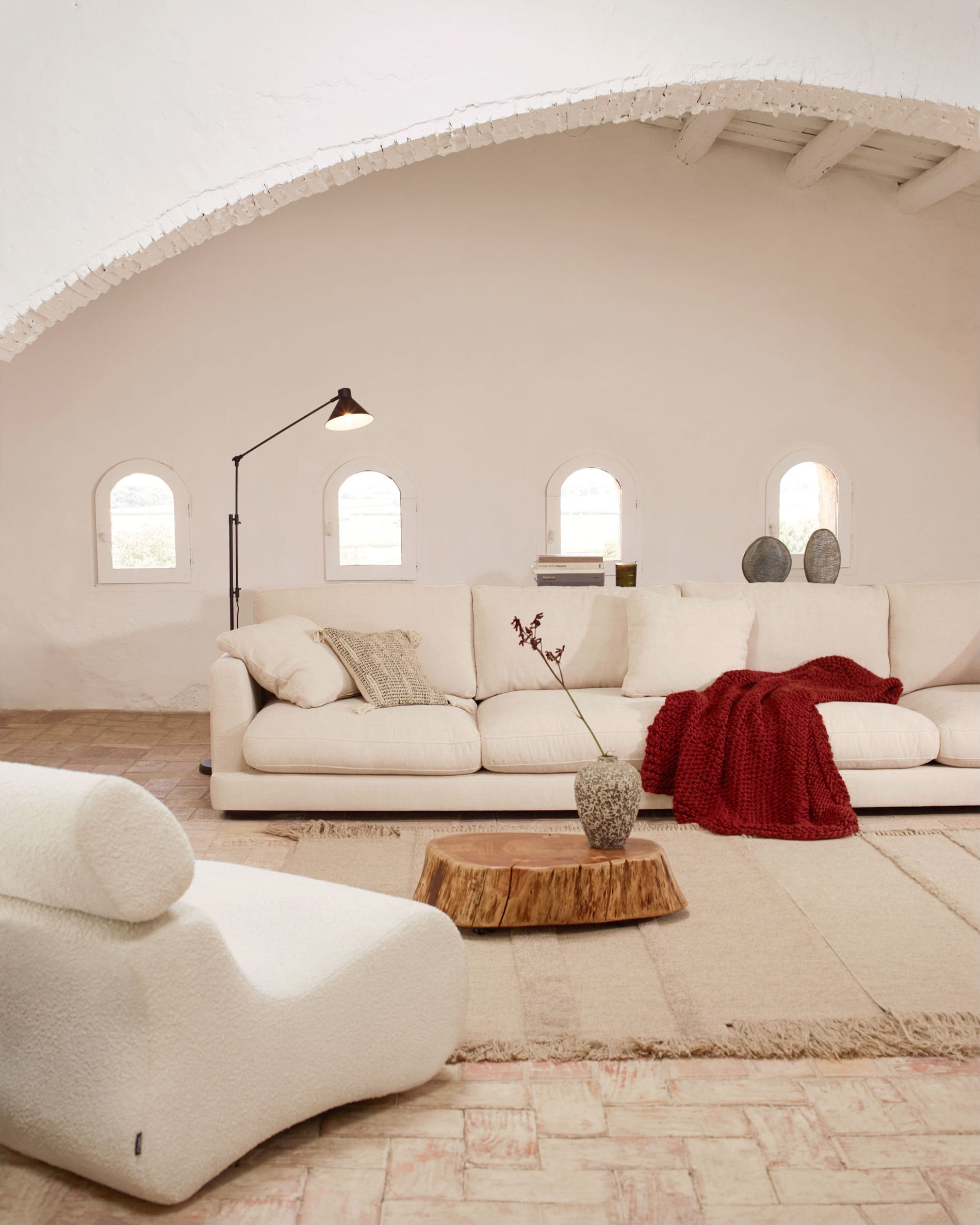 Das beige Gala 6-Sitzer-Sofa von Kave Home, 390 cm breit, kombiniert modernes Design mit großzügigem Komfort.