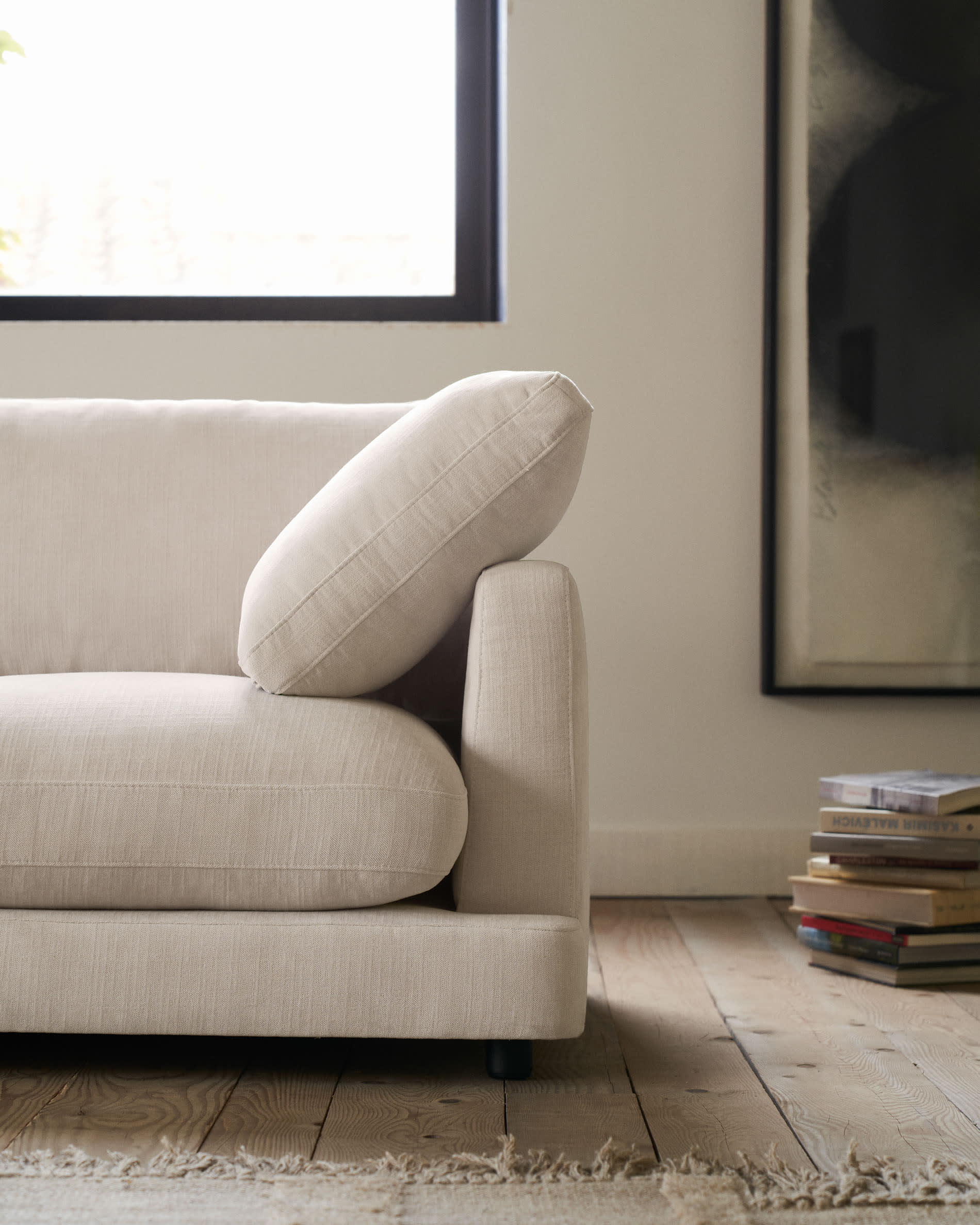 Das beige Gala 6-Sitzer-Sofa von Kave Home, 390 cm breit, vereint stilvolles Design mit großzügigem Komfort.