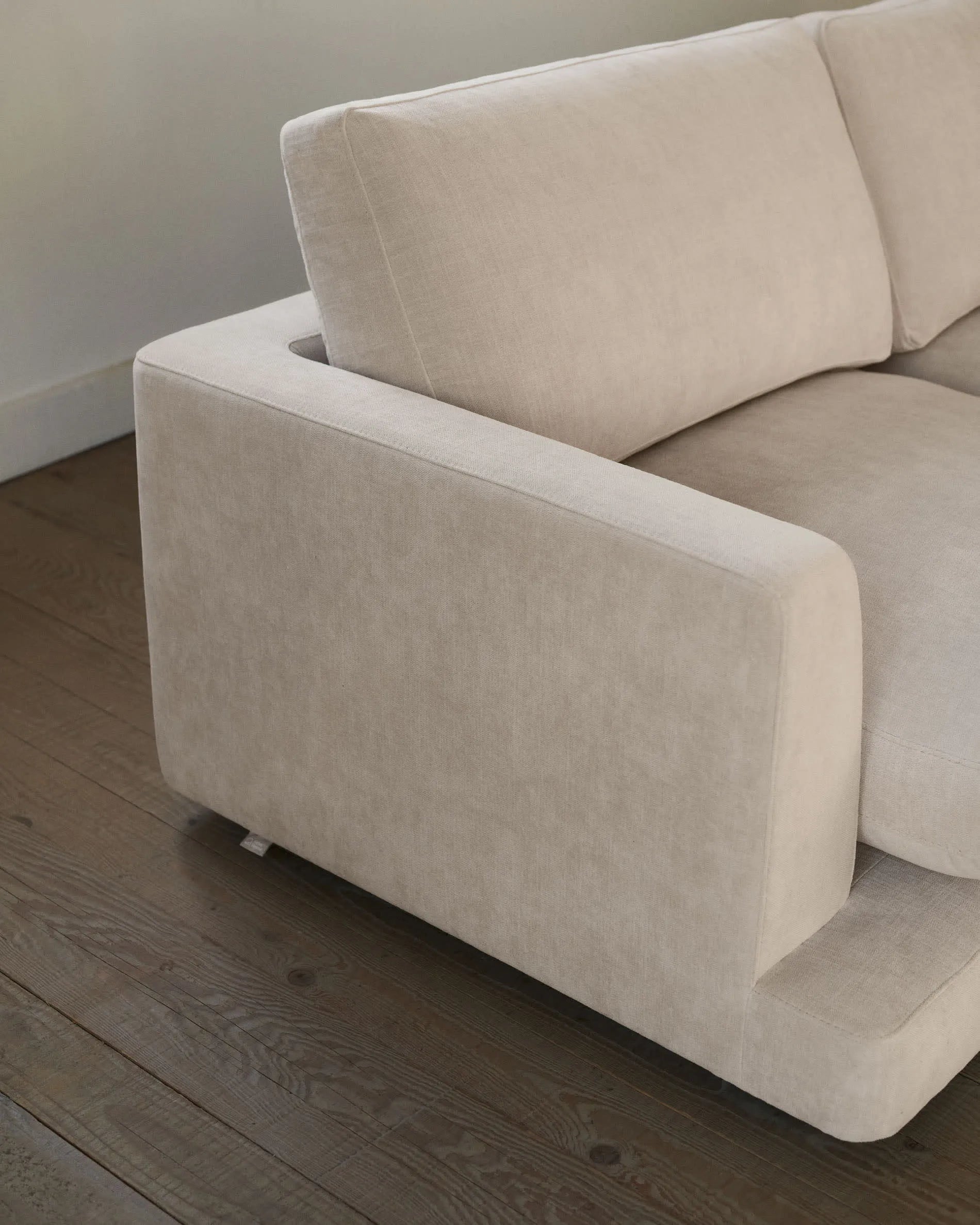 Elegantes 6-Sitzer-Sofa in Beige, 390 cm breit, mit antibakteriellem Stoff, ideal für stilvolle und hygienische Wohnräume.