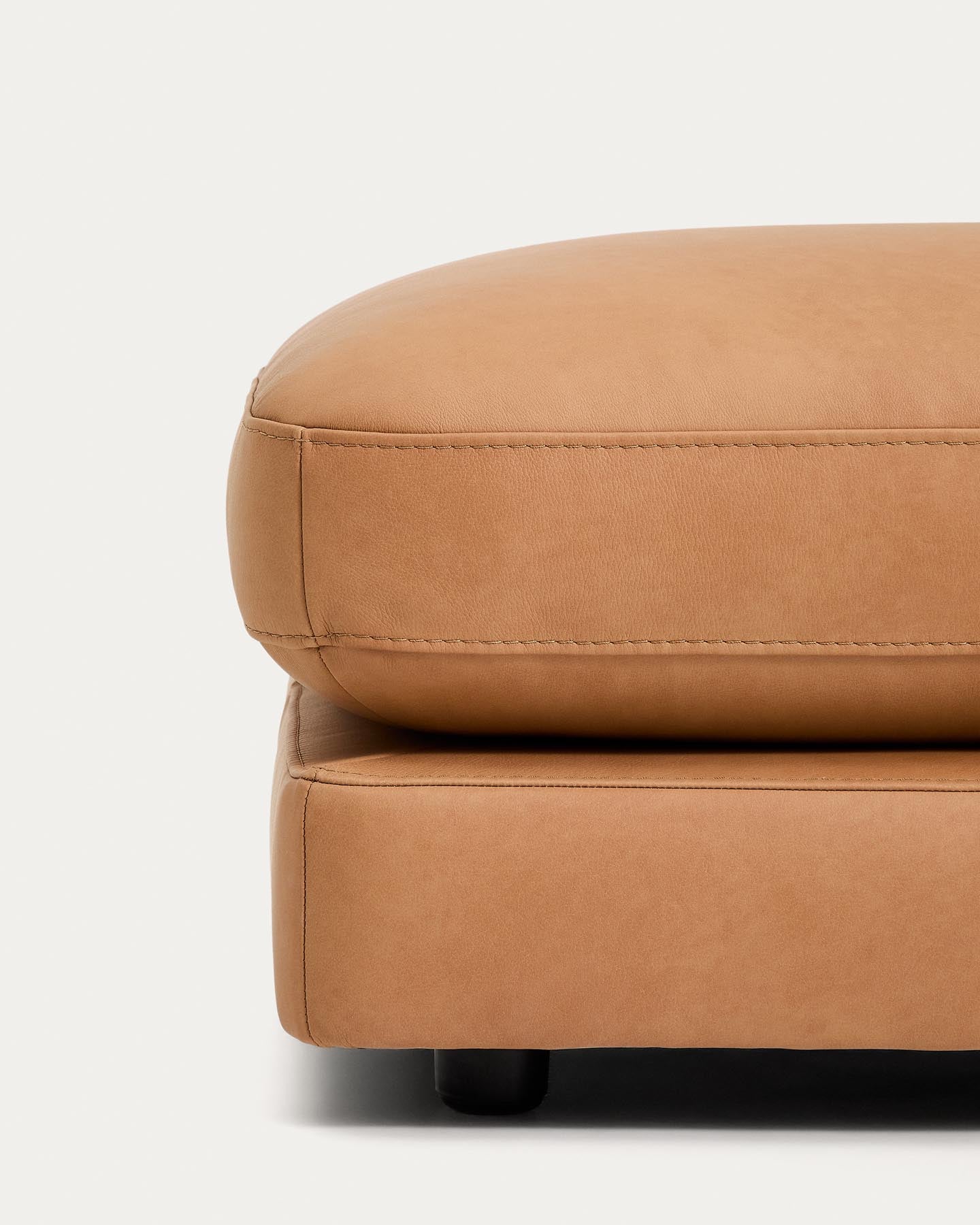 Elegante Fußablage Gala aus braunem Leder, 90 x 90 cm, ideal als Pouf für stilvolle und komfortable Wohnräume von Kave Home.