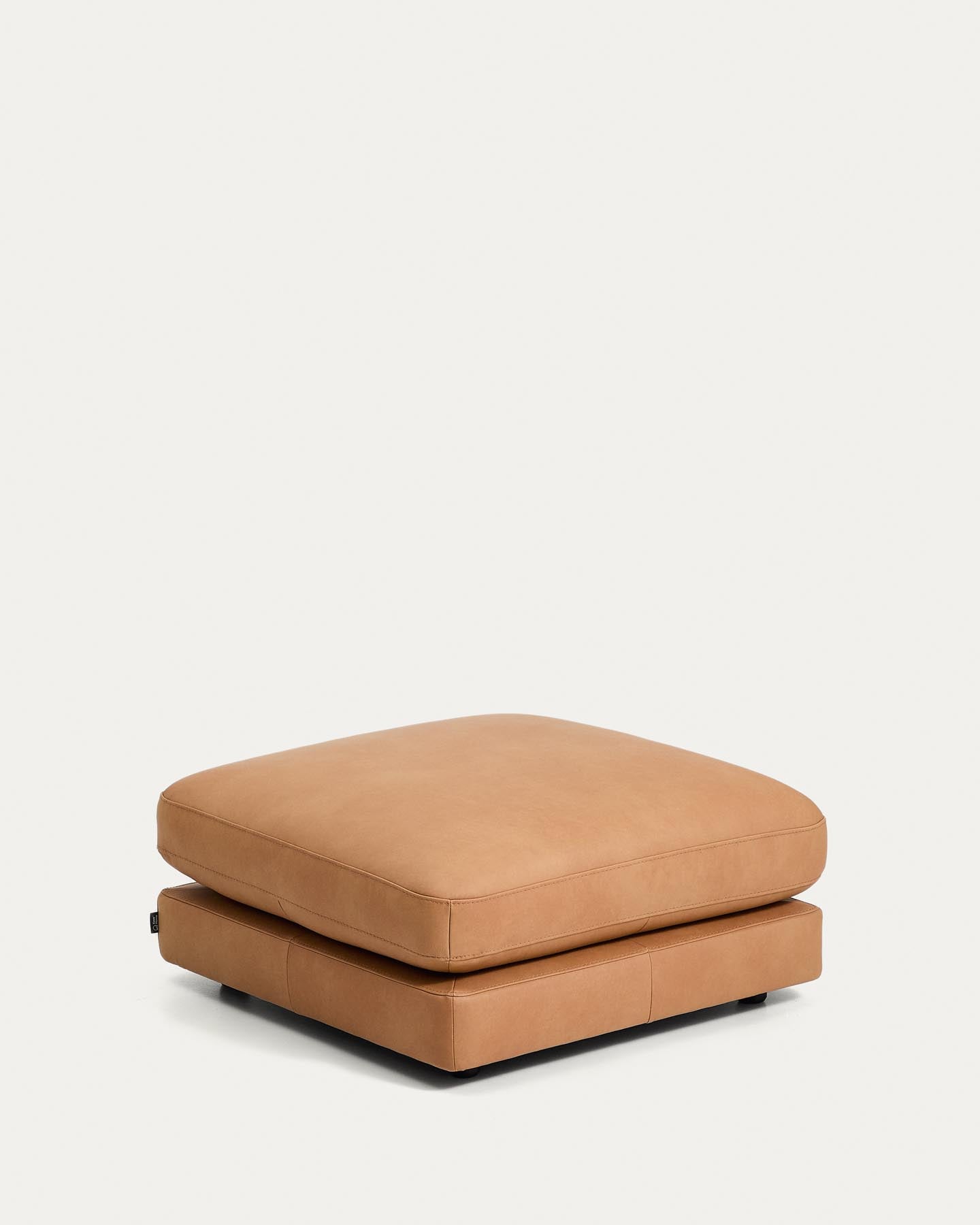 Stilvolle braune Leder-Fußablage Gala, 90 x 90 cm, vielseitig einsetzbar als Pouf für gemütliche Wohnambiente von Kave Home.