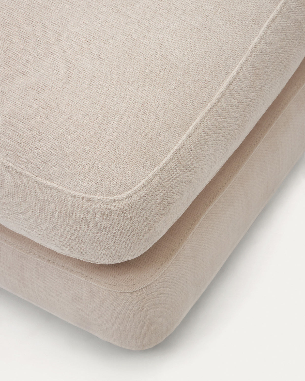 Fussablage Gala mit beiger Chenille FSC Mix Credit 90 x 90 cm in Beige präsentiert im Onlineshop von KAQTU Design AG. Pouf ist von Kave Home