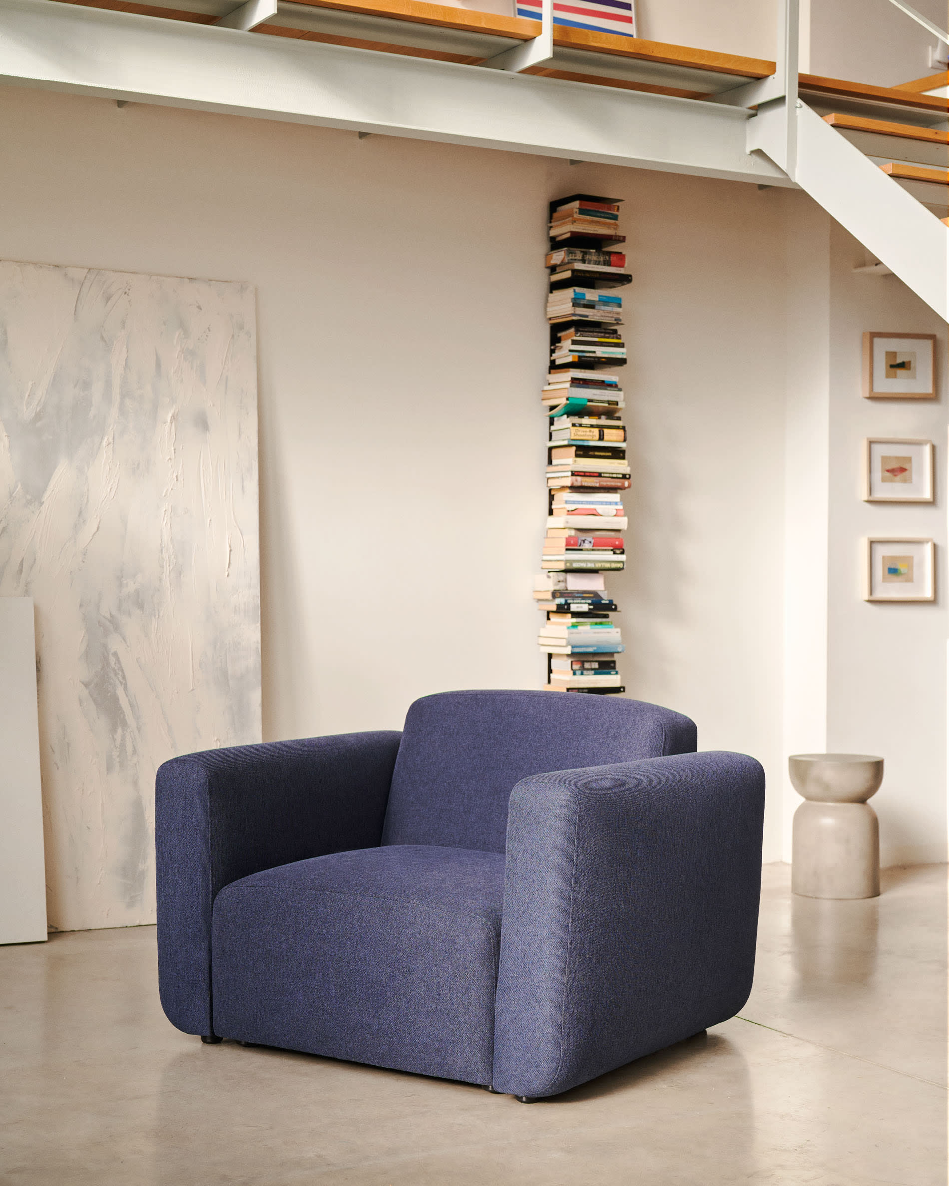 Der Neom Modularsessel in Blau von Kave Home bietet stilvolles Design und Komfort, hergestellt aus nachhaltigen Materialien.