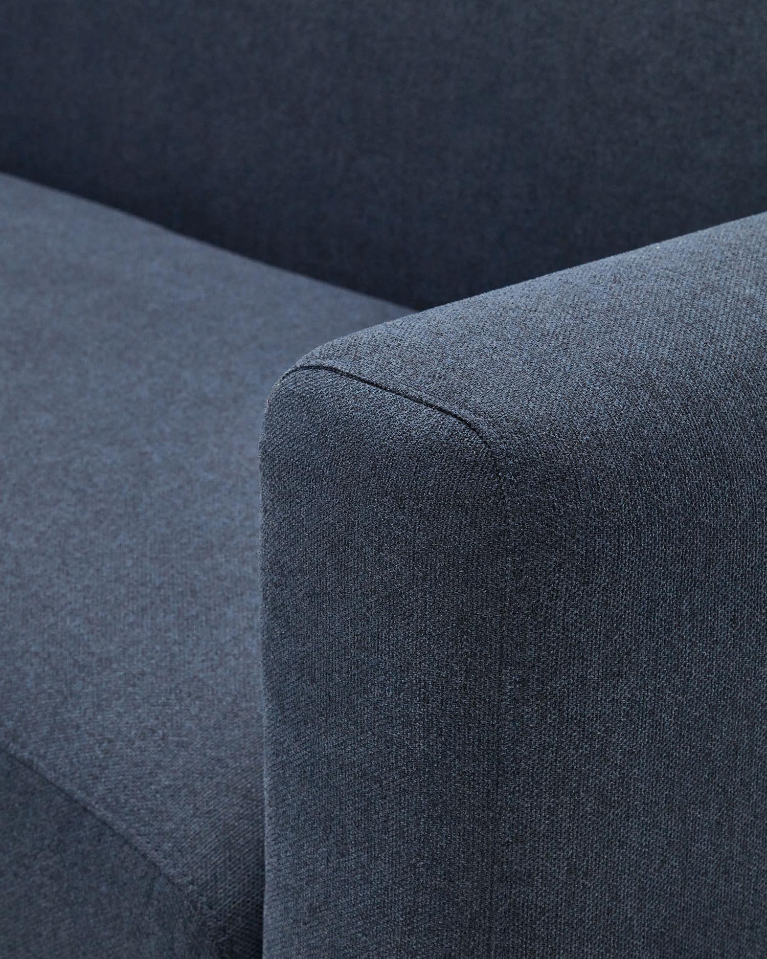 Elegantes, modulares 2-Sitzer-Sofa in Blau, aus FSC-zertifiziertem Holz, bietet Flexibilität und Komfort.