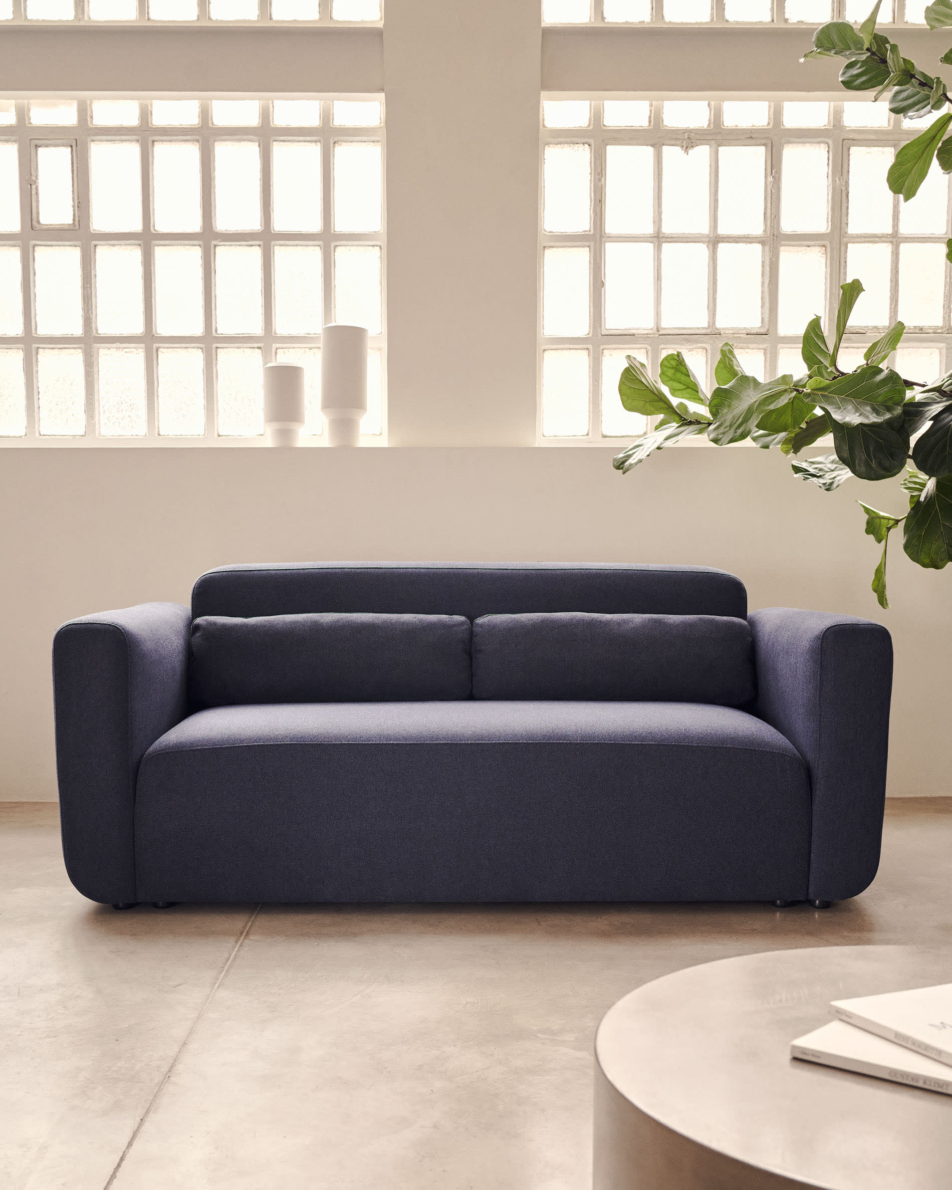 Elegantes, modulares 2-Sitzer-Sofa in Blau, aus FSC-zertifiziertem Holz, bietet Flexibilität und Komfort.