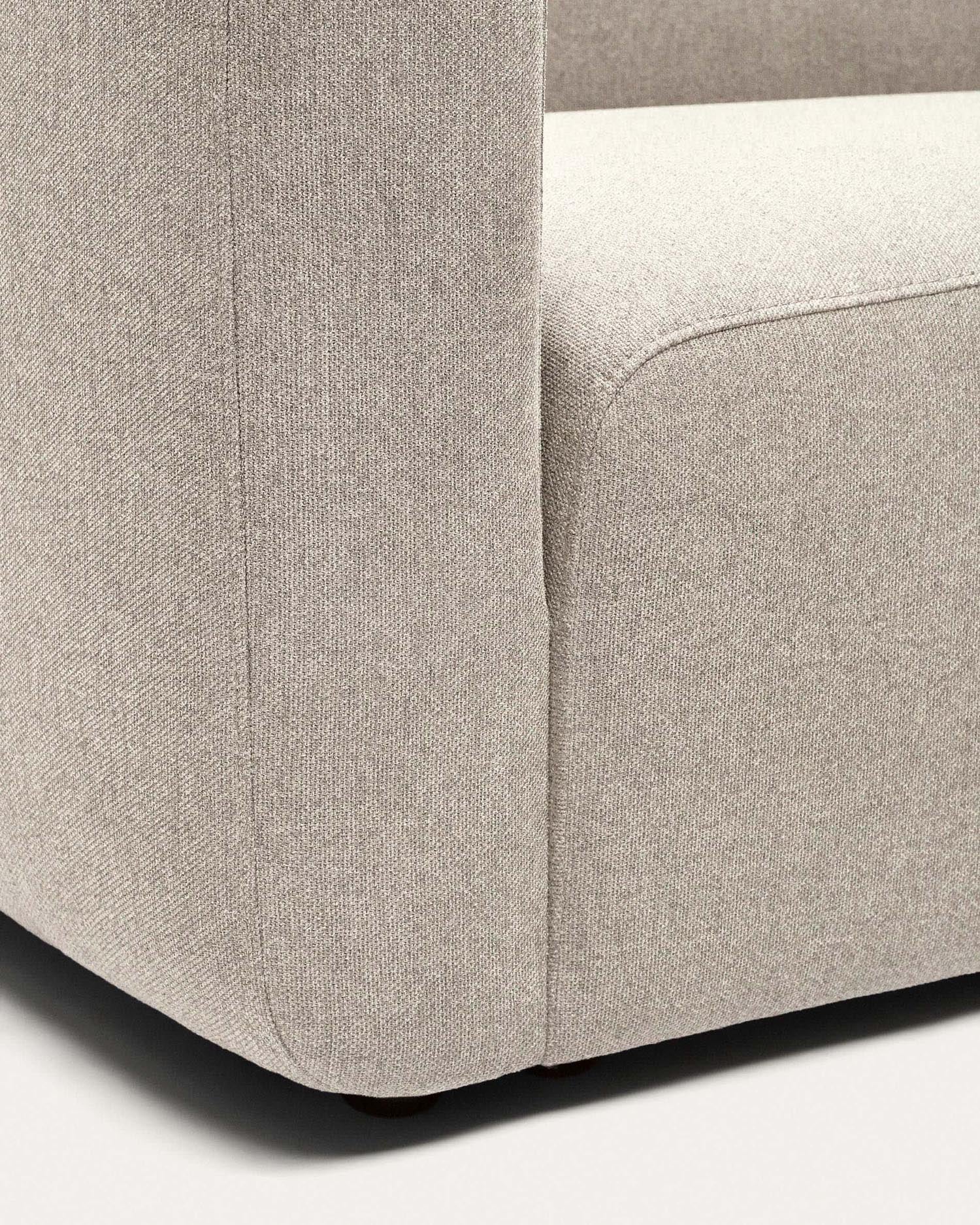 Entdecken Sie das Neom 3-Sitzer-Sofa von Kave Home in elegantem Beige. Flexibel und umweltfreundlich, mit Chaiselongue für individuellen Komfort.