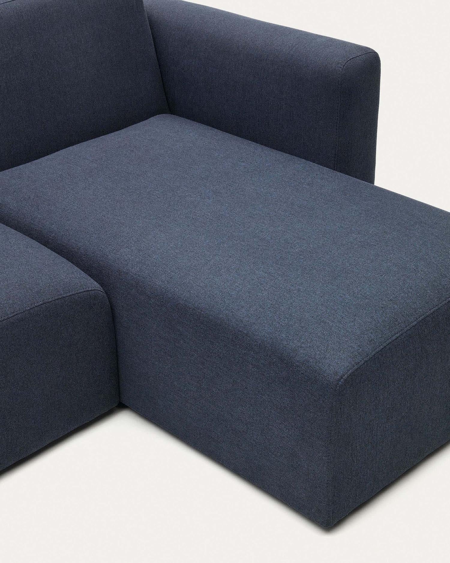 Elegantes, modulares 3-Sitzer-Sofa in Blau mit flexibler Chaiselongue, aus nachhaltigem Holz gefertigt.