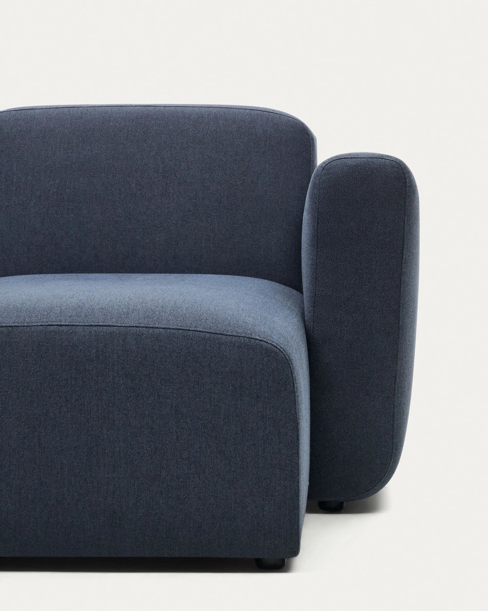 Das Neom Sofa, 3-Sitzer mit Chaiselongue, 263 cm, in Blau, modular, FSC-zertifiziert, vereint Stil und Funktionalität.