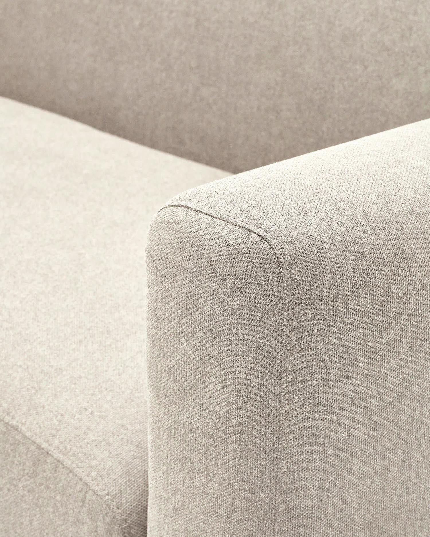 Gestalten Sie Ihr Sofa mit der Neom Armlehne in Beige von Kave Home – ein elegantes, nachhaltiges Element für jeden Wohnraum.