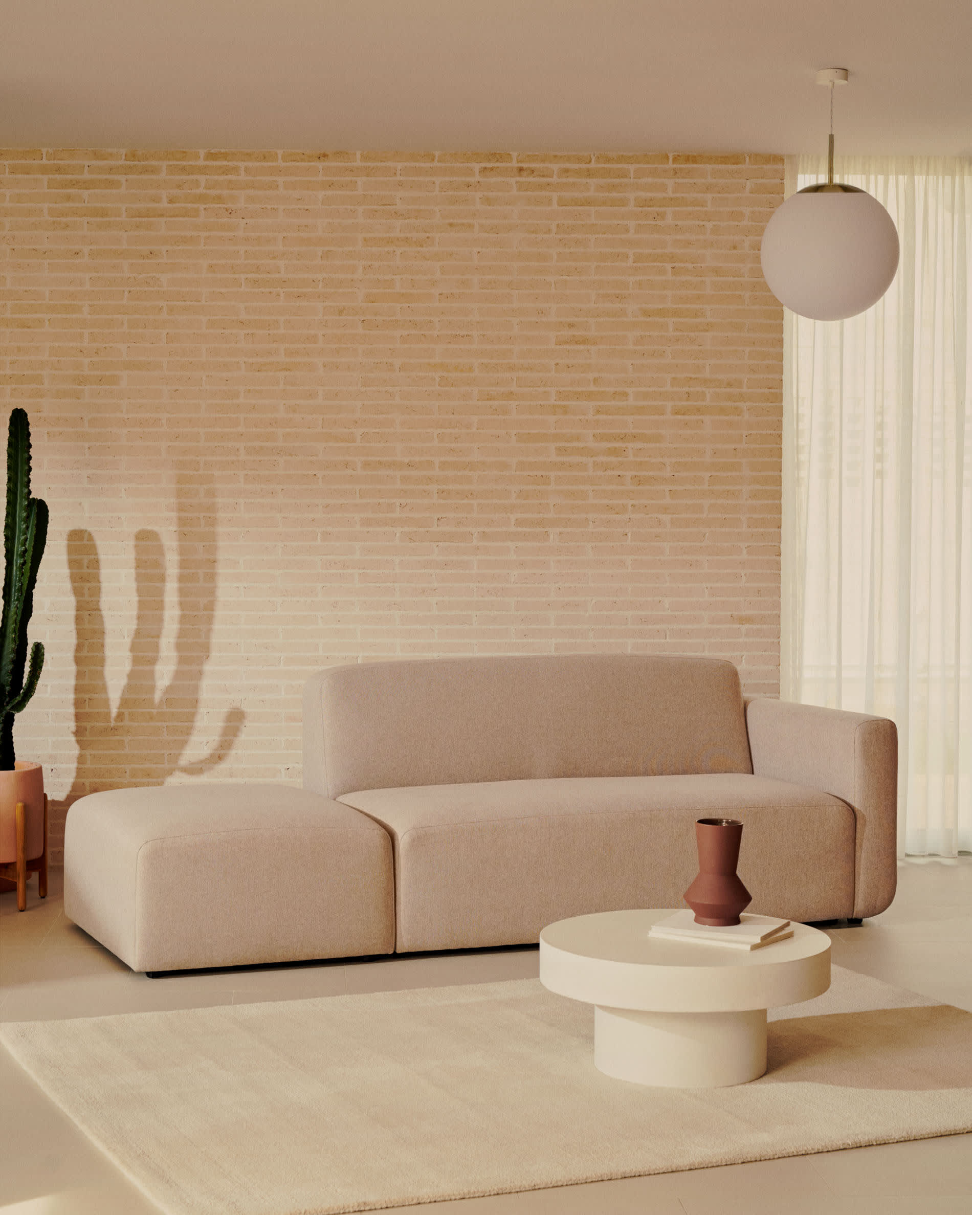 Verleihen Sie Ihrem Wohnraum mit der Neom Armlehne in Beige von Kave Home einen Hauch von Eleganz und Nachhaltigkeit. Ideal für individuelle Sofakreationen.