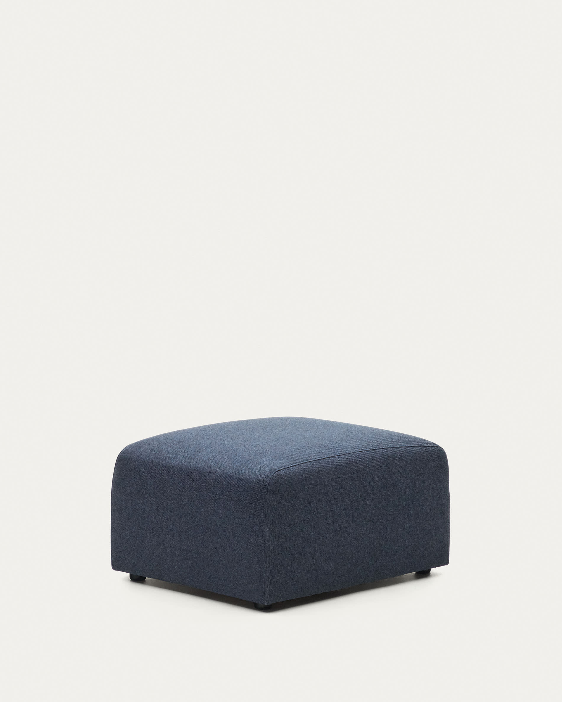 Das Neom Fußablagemodul in Blau (75x64 cm) von Kave Home kombiniert modernes Design mit nachhaltiger Herstellung.